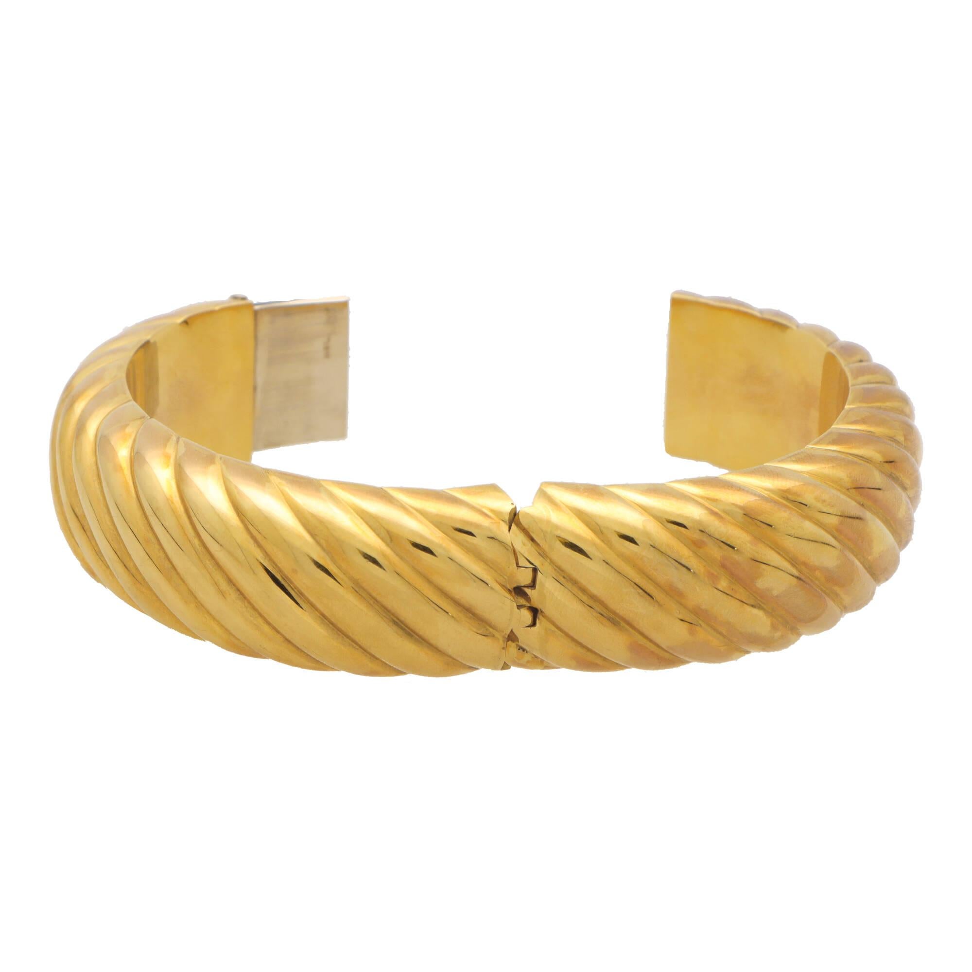 Women's or Men's Vintage 1980's Italian Chunky Hinged Bangle in 18k Yellow Gold For Sale
