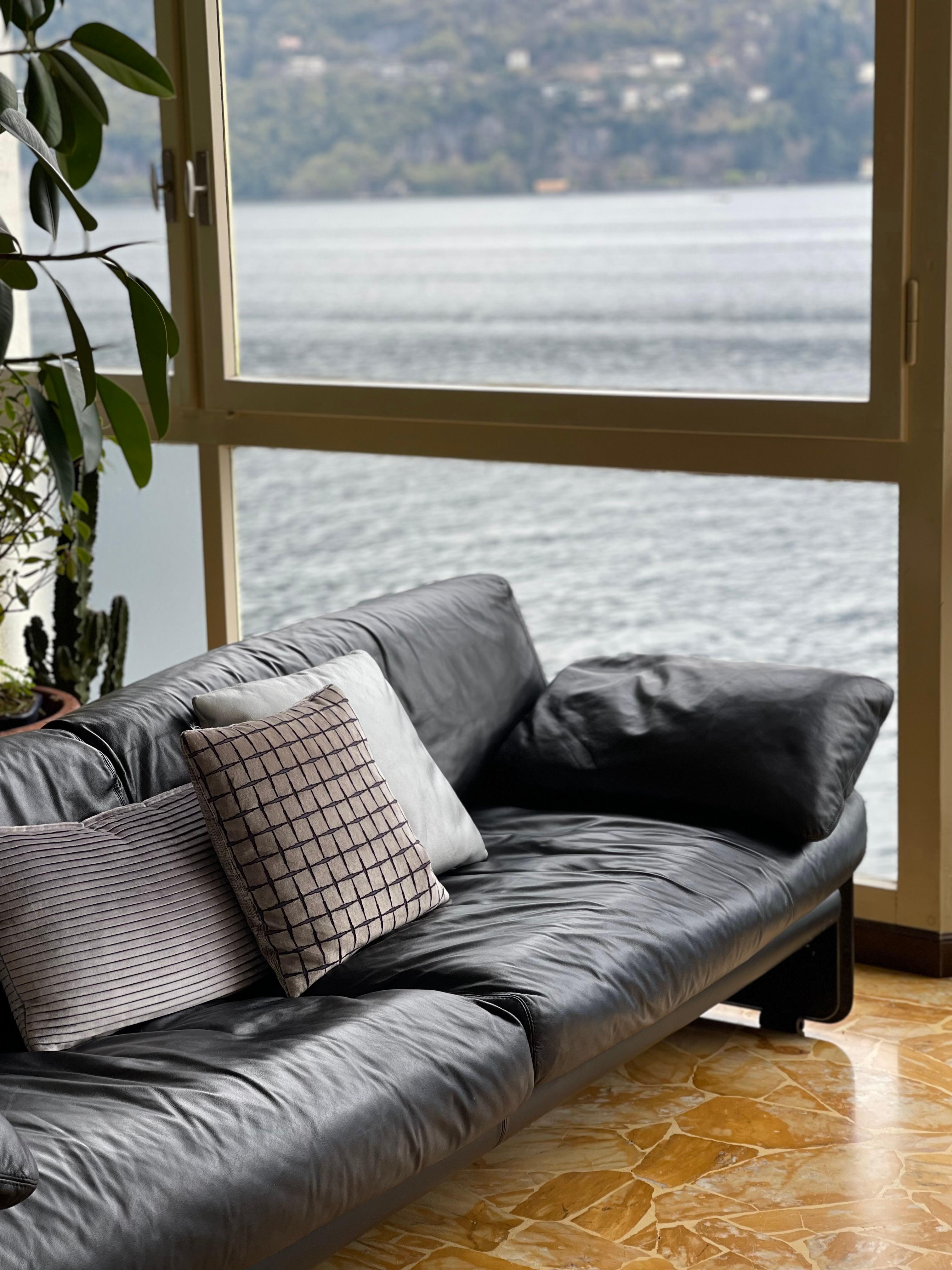 Vintage Italian Sofa in Black Leather and Glossy Lacquered , 1970's Timeless For Sale 7