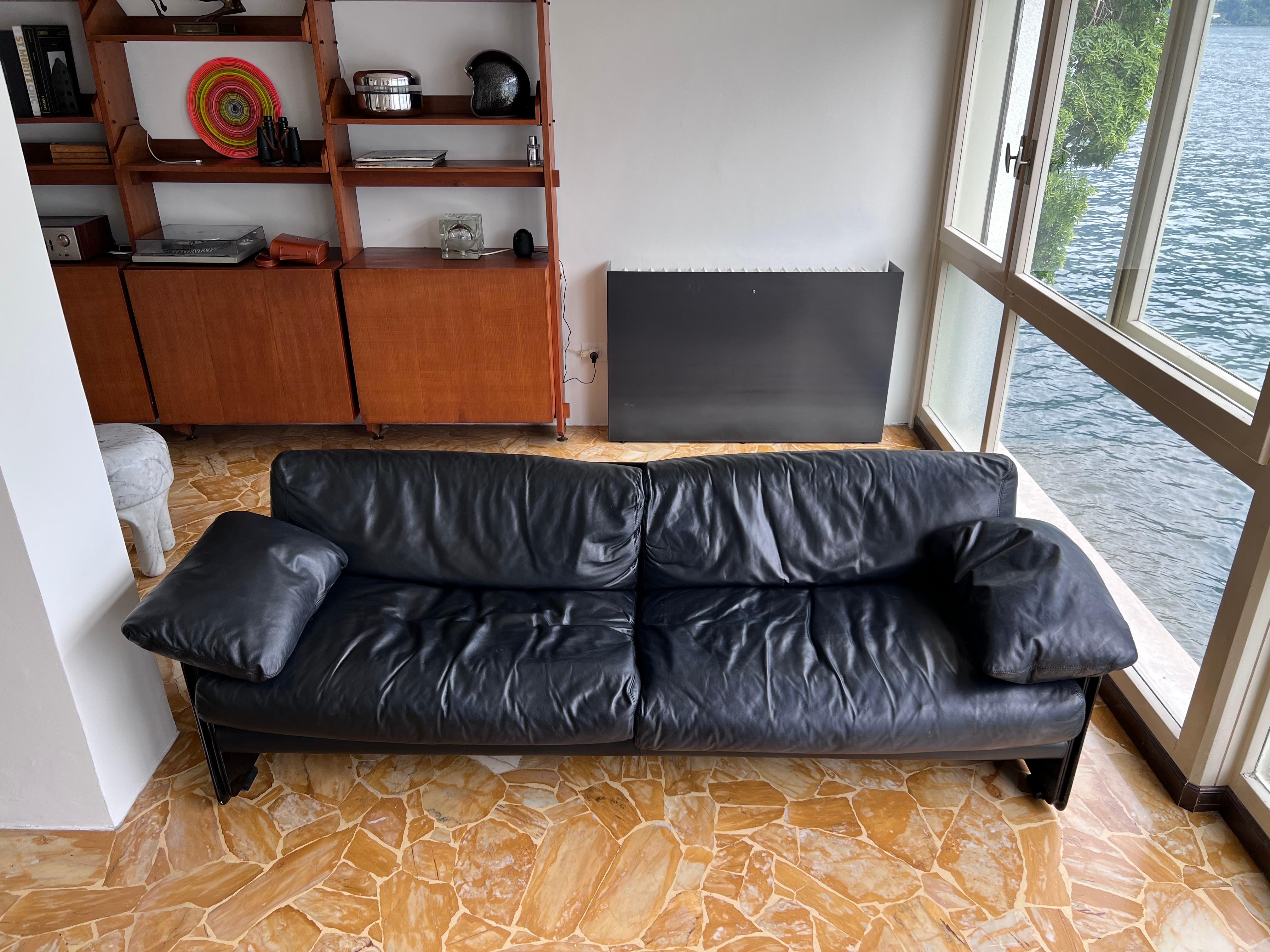 Very cool and unusual, imposing, three-seater sofa in black calf leather with a black lacquer wood structure.
In true 1980s fashion, the structure is avant-garde and almost 