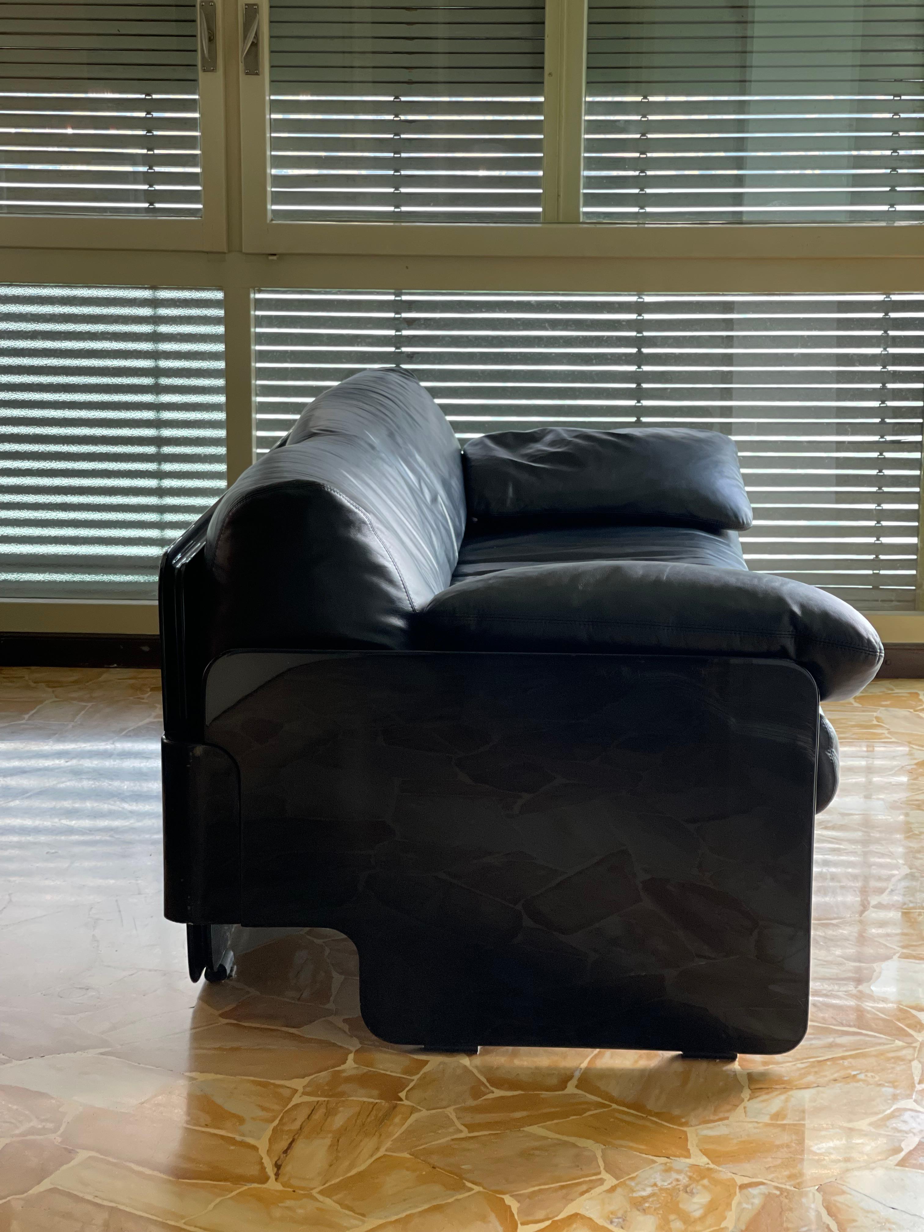 Vintage Italian Sofa - Mid Century Designer Sofa - 1970's sofa 

Very cool and unusual, imposing, three-seater sofa in black calf leather with a black lacquer wood structure.
In true 1980s fashion, the structure is avant-garde and almost