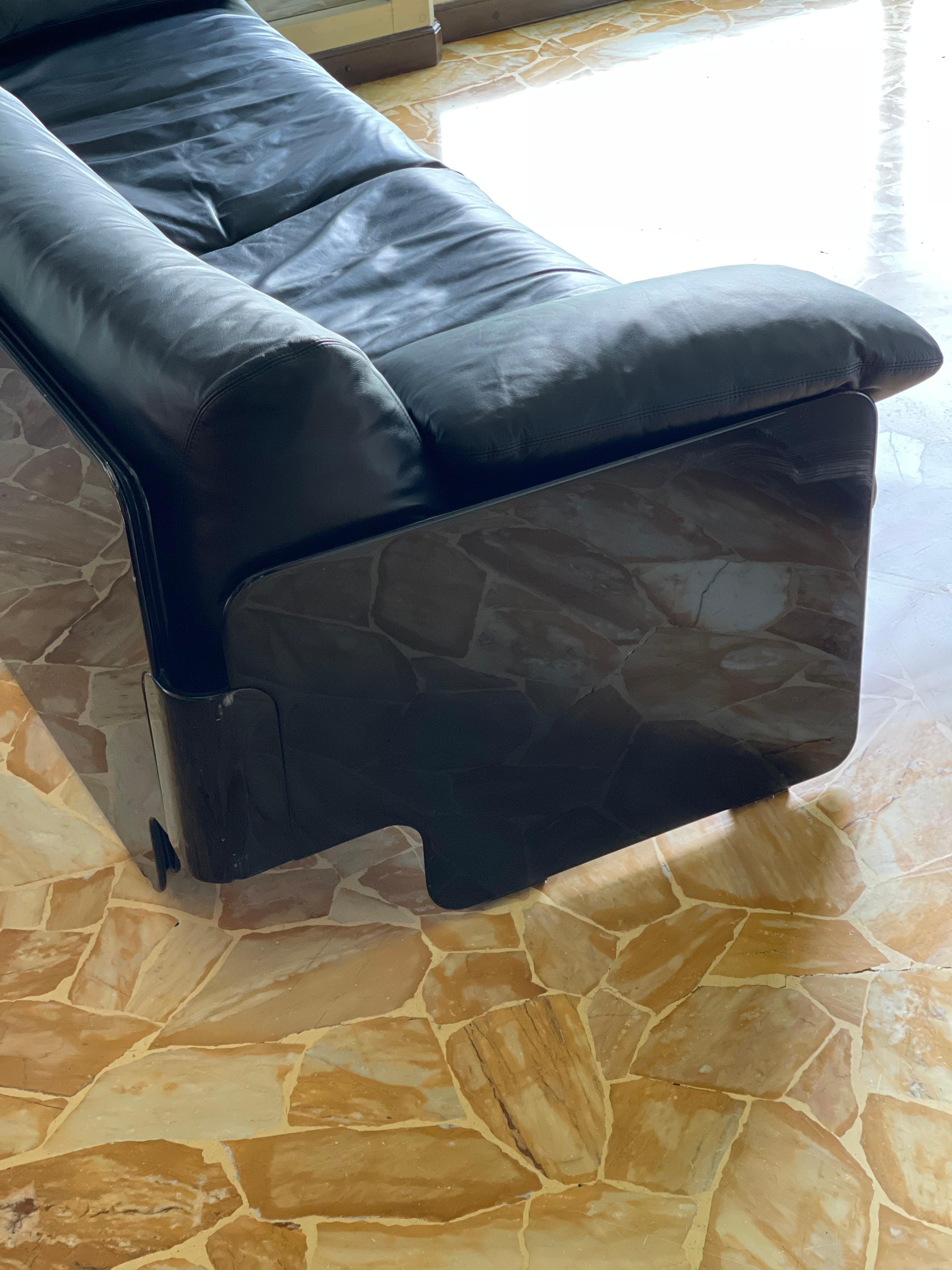 Vintage Italian Sofa in Black Leather and Glossy Lacquered , 1970's Timeless For Sale 2