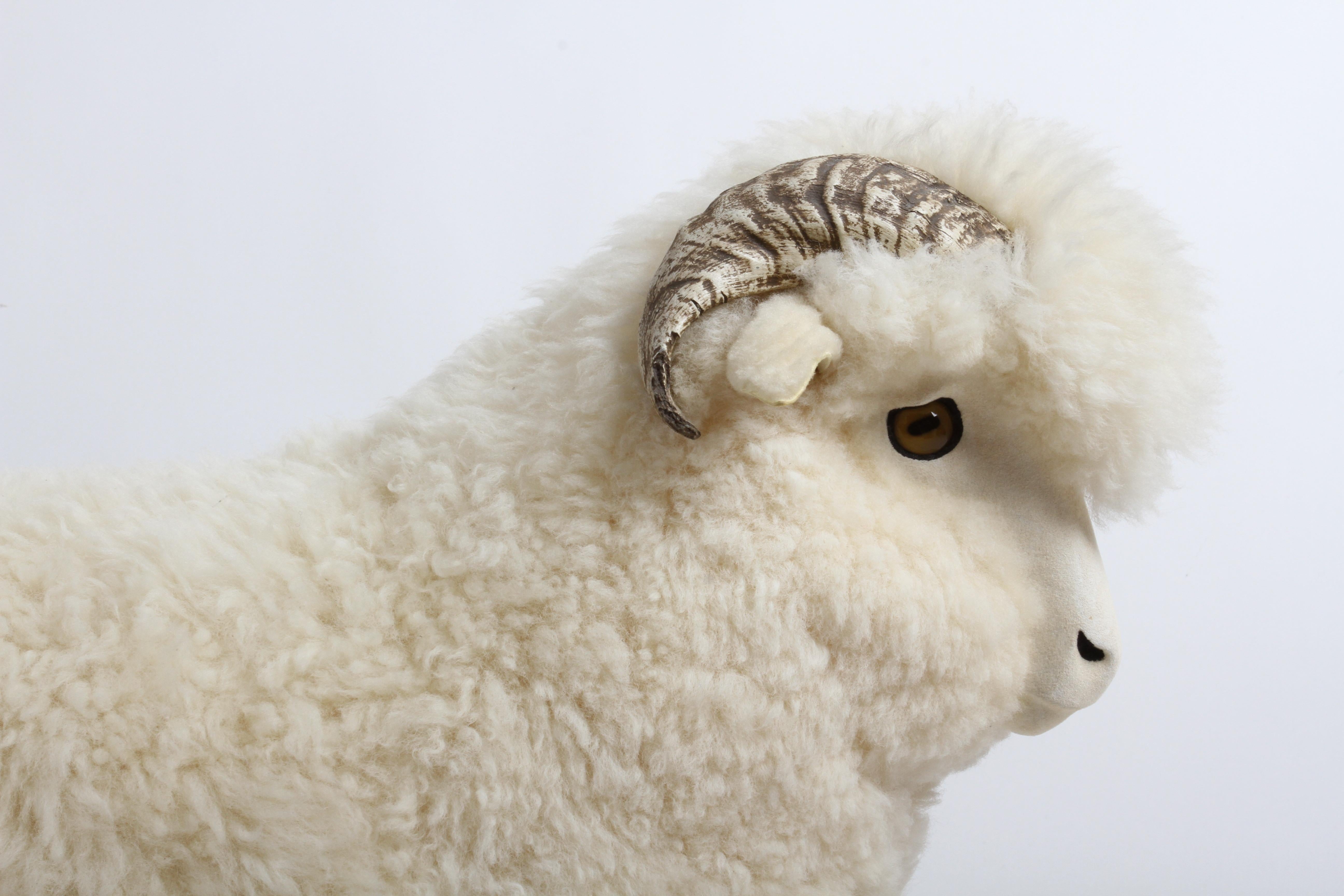 Pouf ou repose-pieds vintage en sculpture de mouton grandeur nature des années 1980 par Joel Donahoe en vente 5