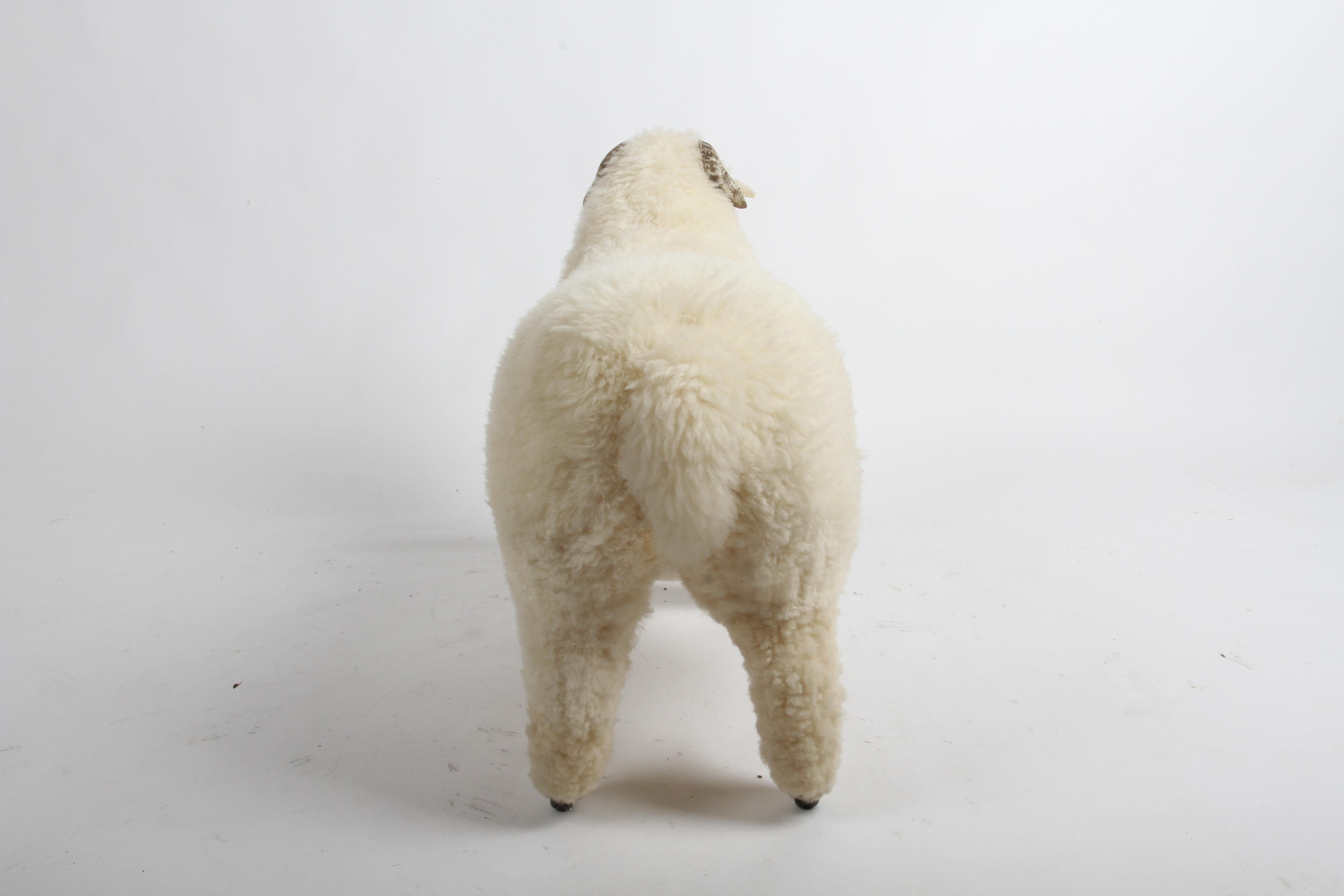 Pouf ou repose-pieds vintage en sculpture de mouton grandeur nature des années 1980 par Joel Donahoe en vente 7
