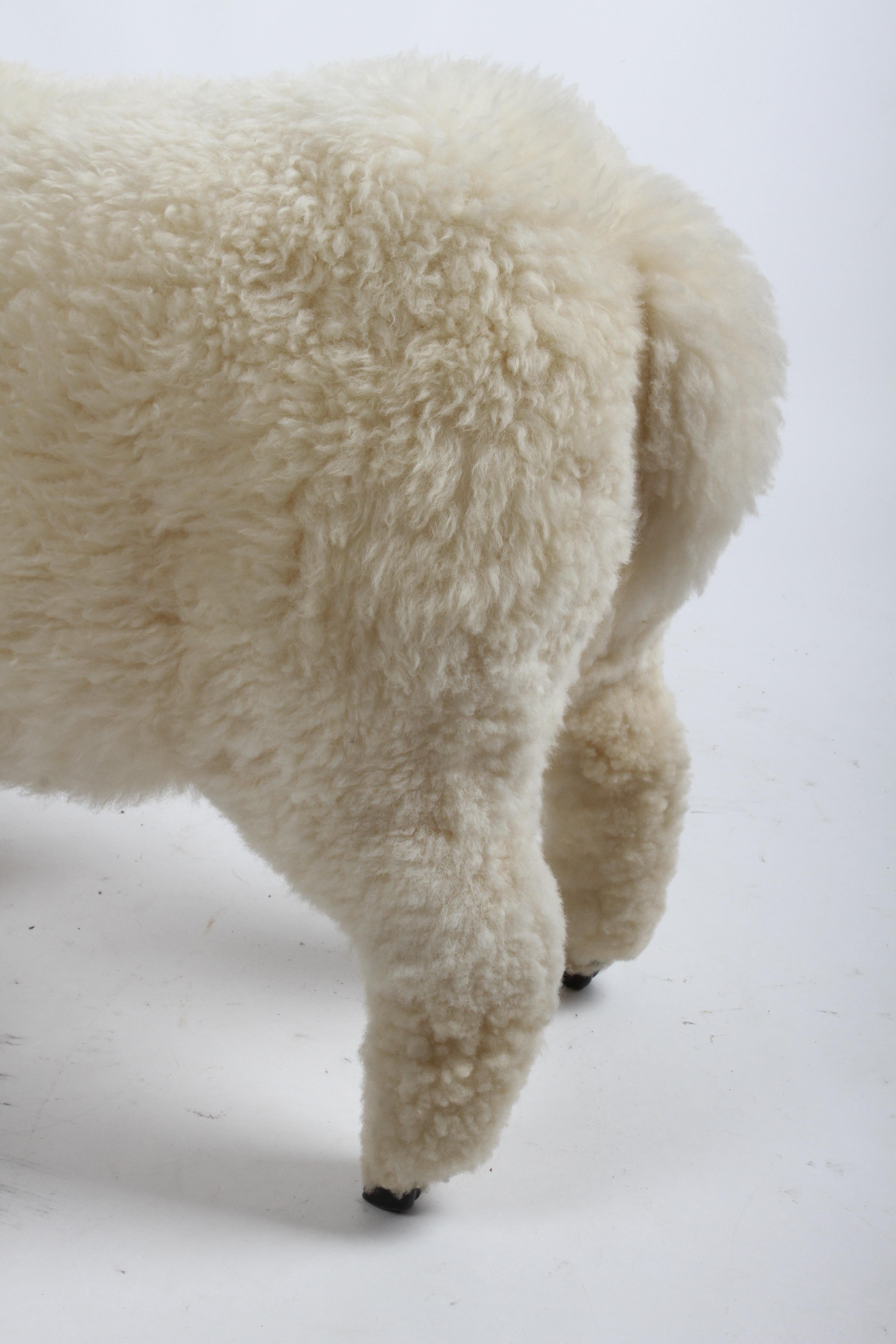 Pouf ou repose-pieds vintage en sculpture de mouton grandeur nature des années 1980 par Joel Donahoe en vente 9