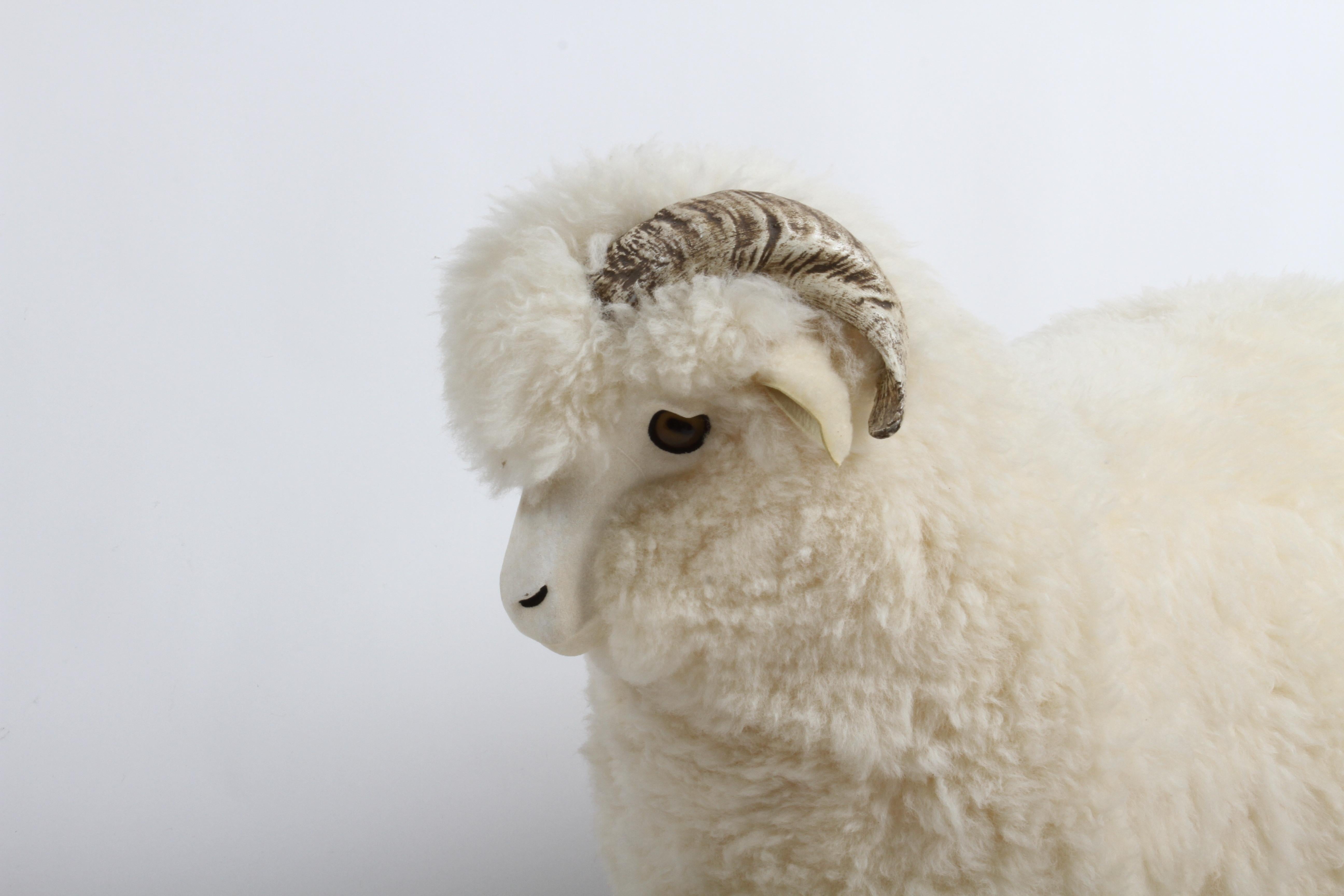 Mid-Century Modern Pouf ou repose-pieds vintage en sculpture de mouton grandeur nature des années 1980 par Joel Donahoe en vente