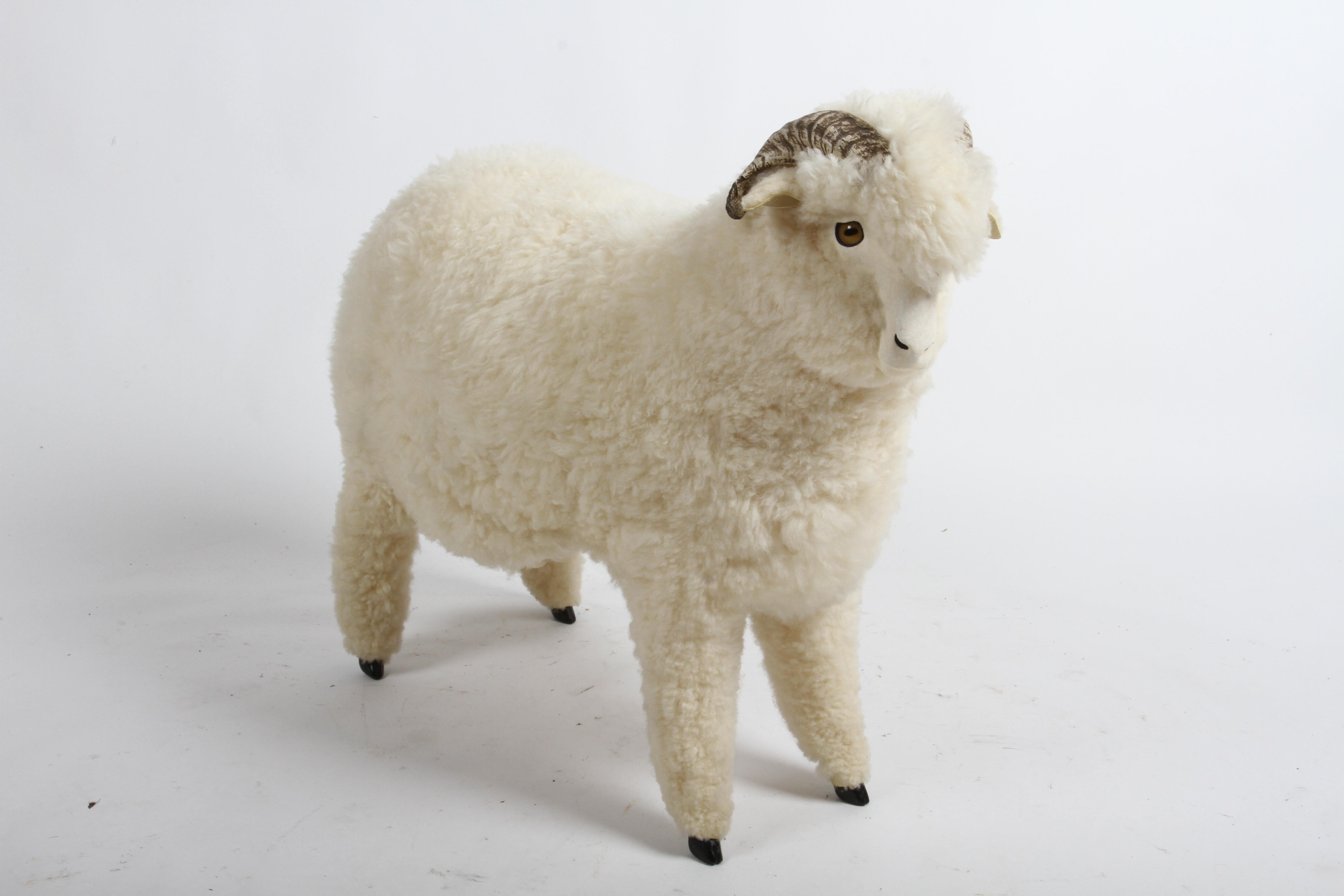 Fausse fourrure Pouf ou repose-pieds vintage en sculpture de mouton grandeur nature des années 1980 par Joel Donahoe en vente