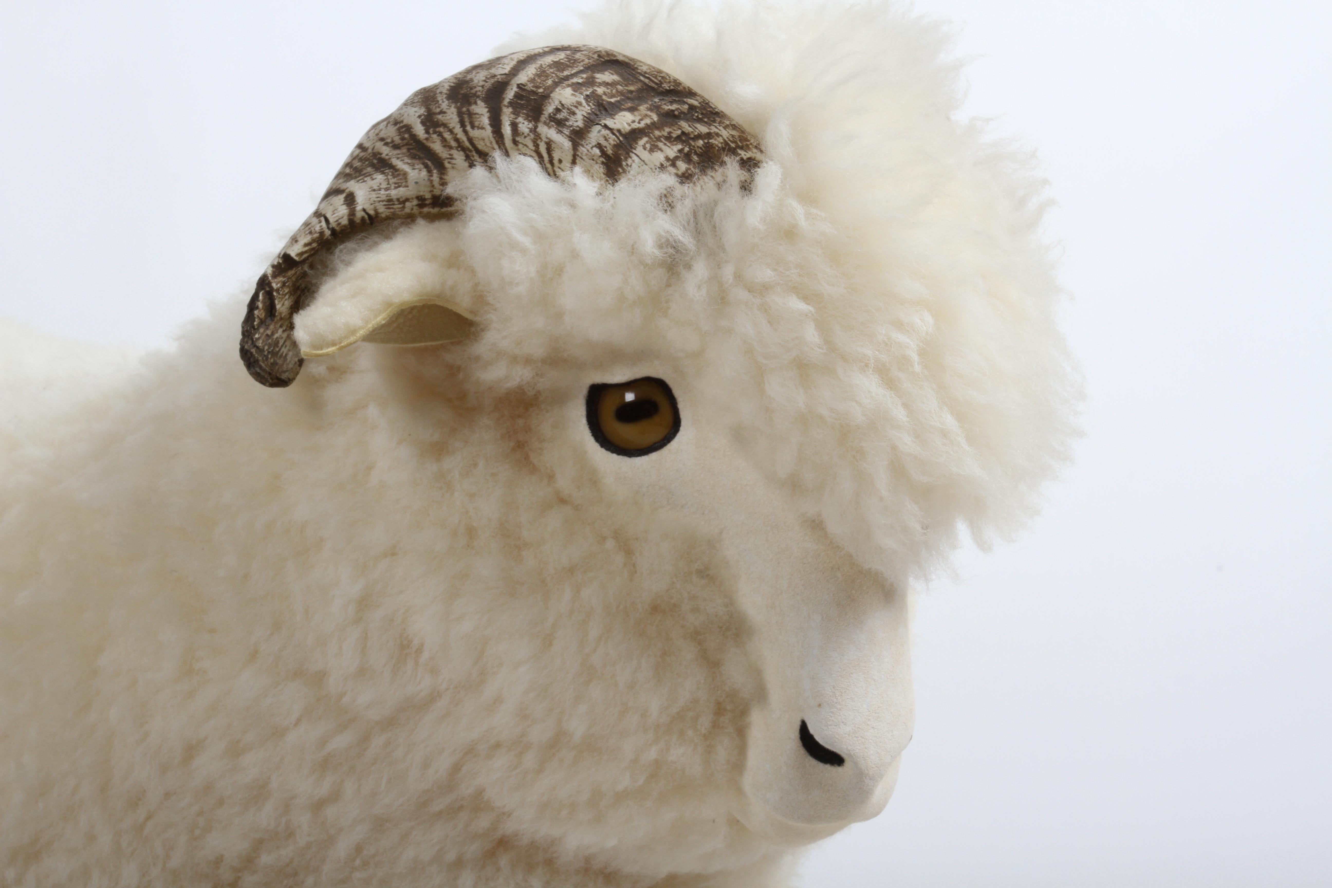 Pouf ou repose-pieds vintage en sculpture de mouton grandeur nature des années 1980 par Joel Donahoe en vente 2