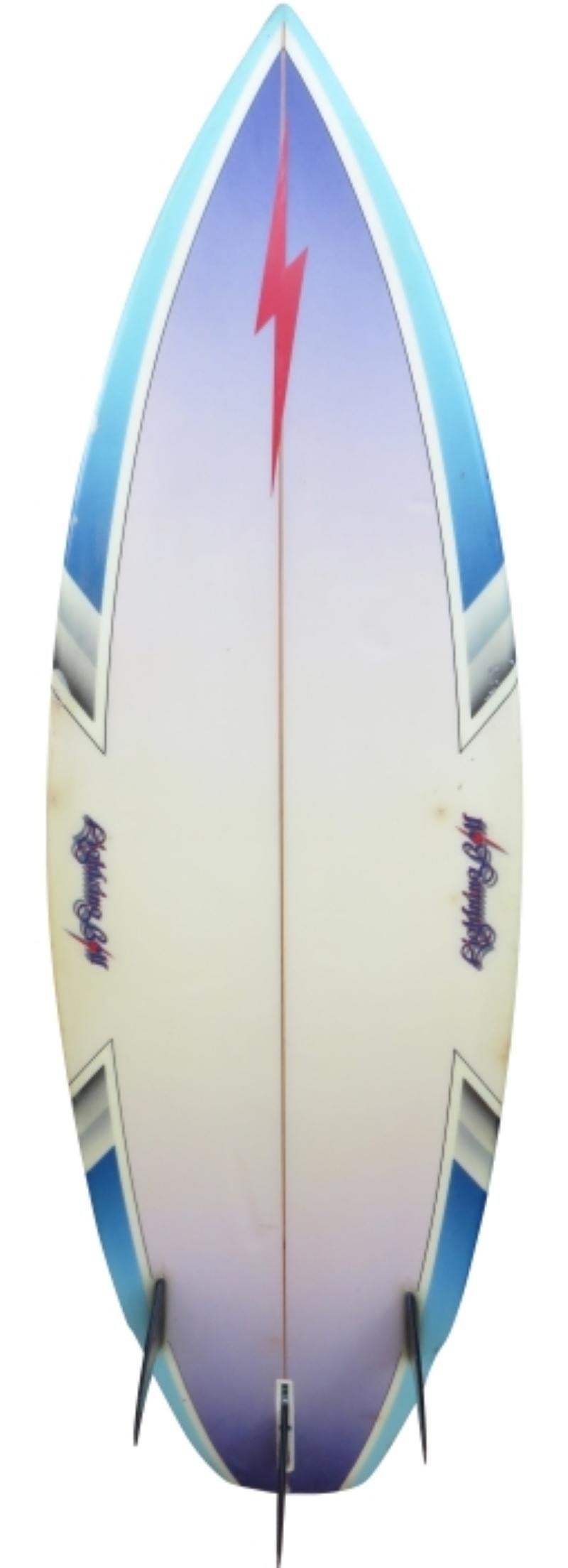 Shortboard pro model Bobby Owens Lightning Bolt des années 80. Le pont et les rails sont recouverts d'un magnifique design airbrush avec des ailerons 2+1 noirs de jais. Un exemple incroyable de shortboard des années 1980 fabriqué par le très vénéré