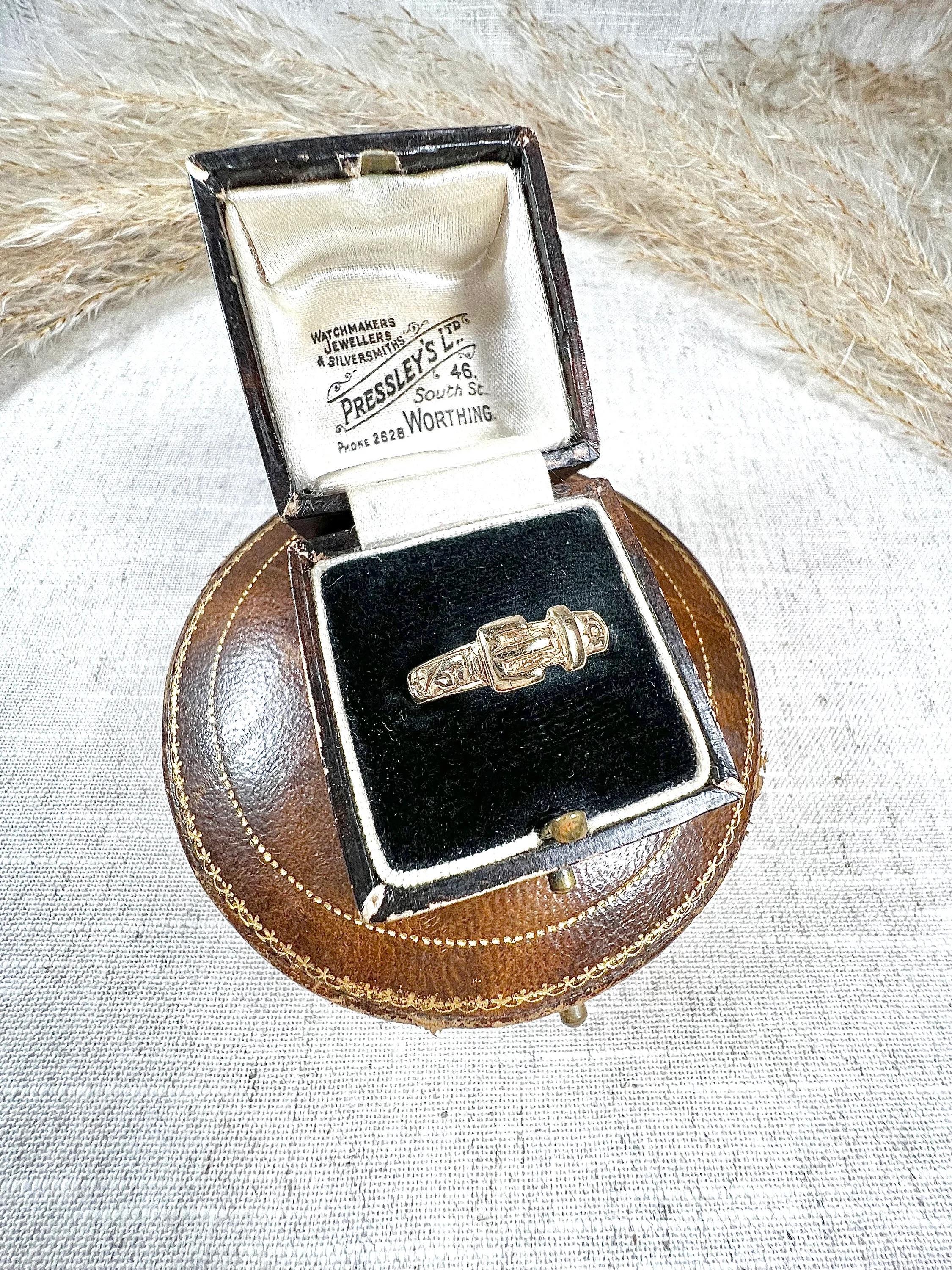 Vintage Schnalle Ring 

9ct Gelbgold gestempelt 

Gepunzt London 1980

Dieser exquisite Vintage-Ring ist aus 9-karätigem, blassem Gelbgold gefertigt und zeichnet sich durch eine aufwändige Goldgravur aus, die das gesamte Band umgibt. Das Design