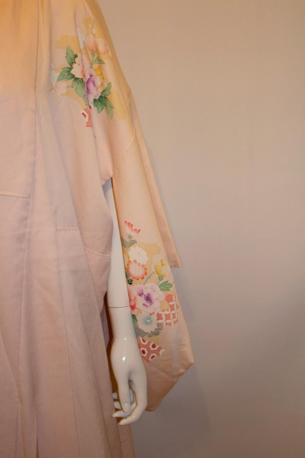 A pale pink long kimono with floral design .Very glamorous, blush pink with bouquets of flowers.
Bust up to 50'',length 64''