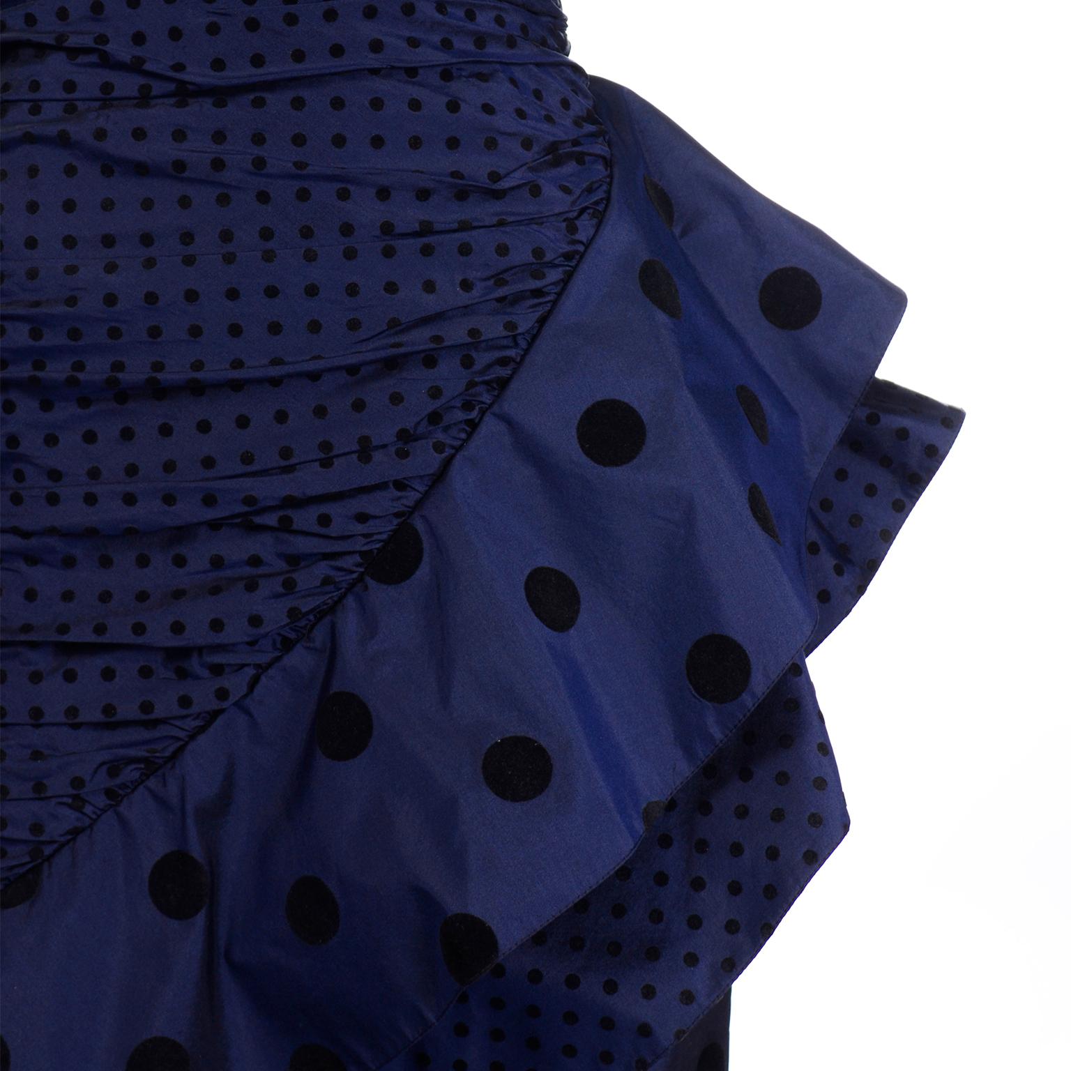 Robe de soirée vintage Louis Feraud bleu profond à pois sans bretelles en soie des années 1980 en vente 2