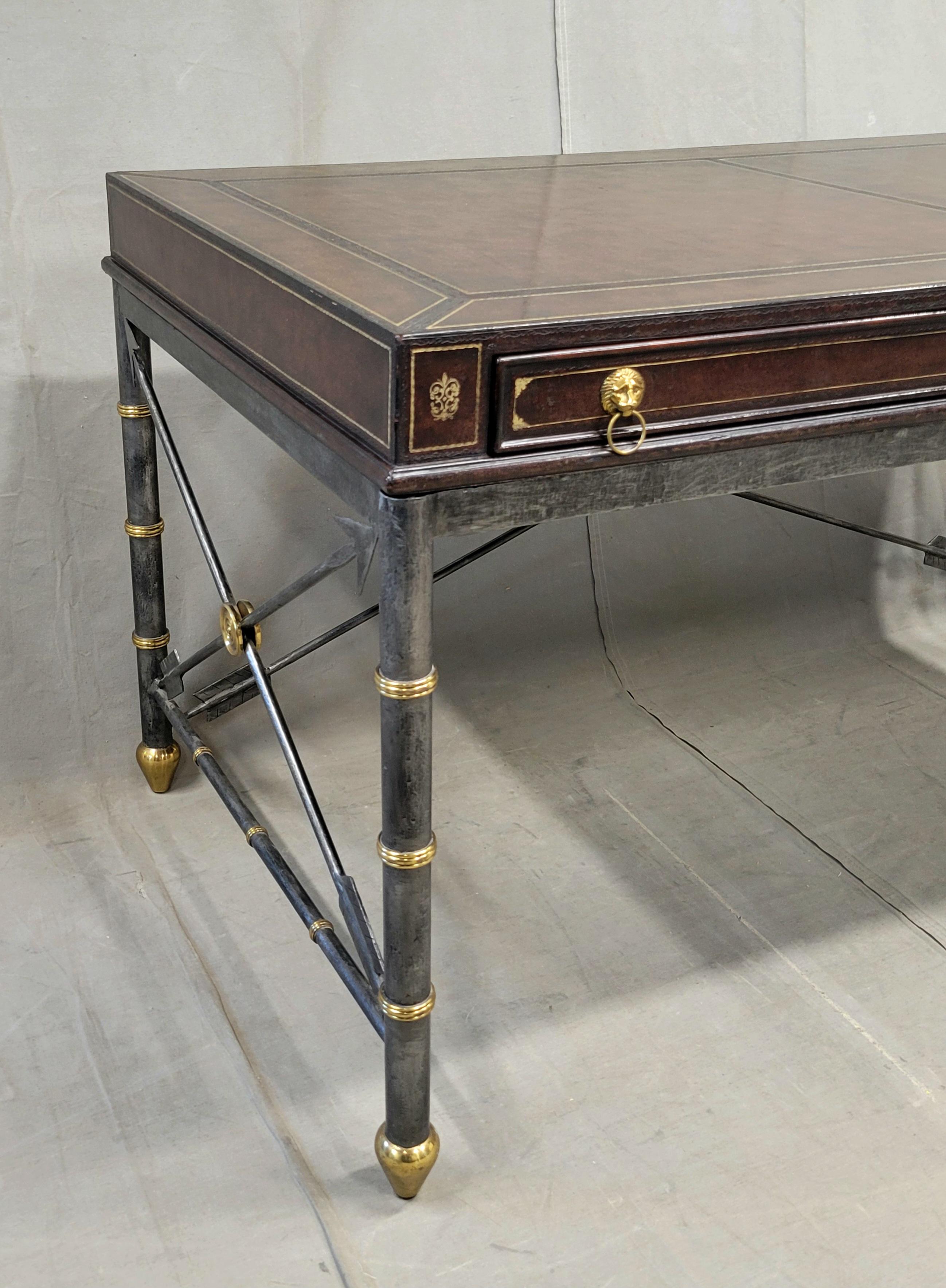 Vintage 1980s Maitland Smith Neoclassical Style Leather Top Writing Desk Renacimiento neoclásico en venta