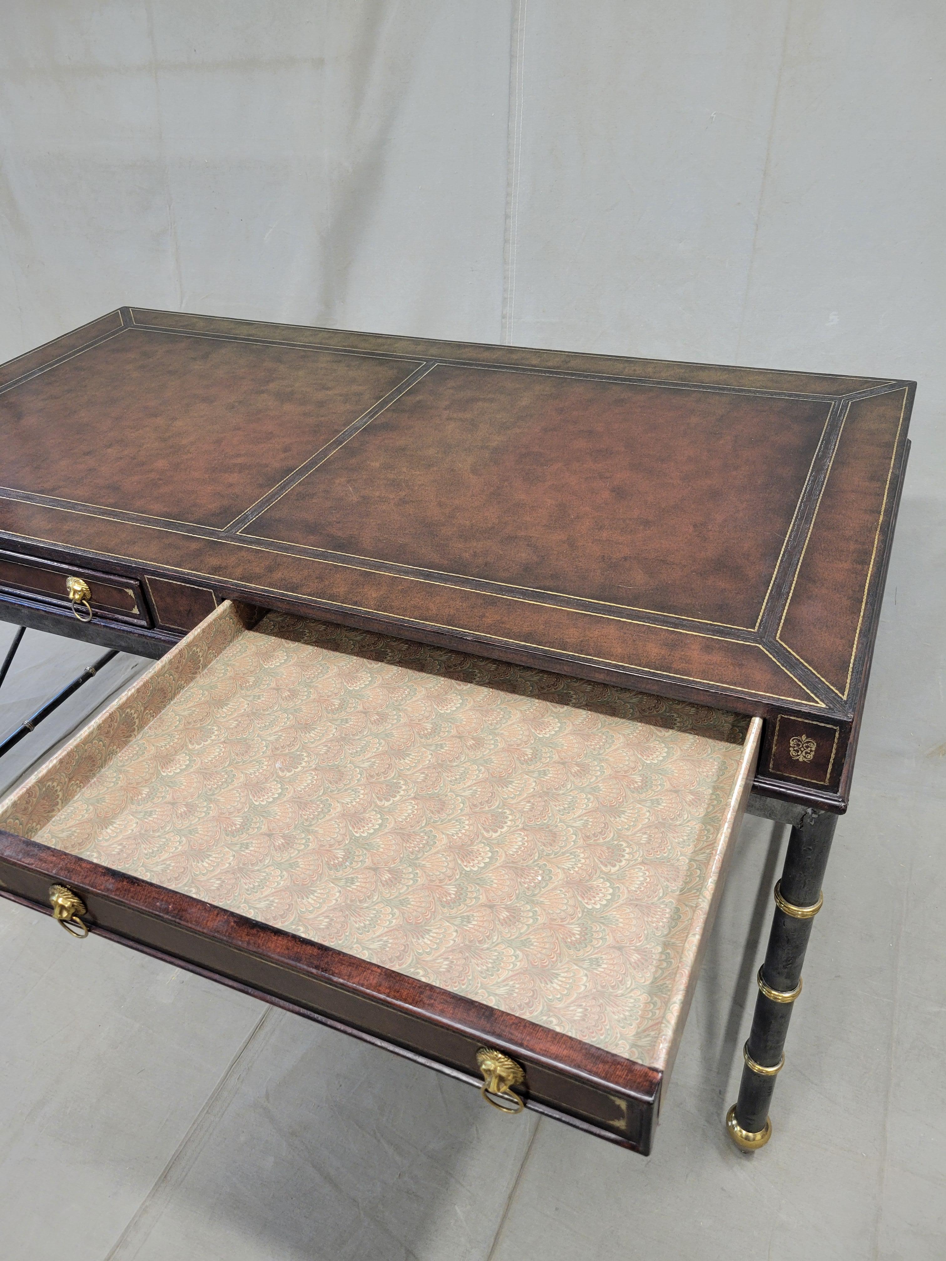 Vintage 1980s Maitland Smith Neoclassical Style Leather Top Writing Desk siglo XX en venta