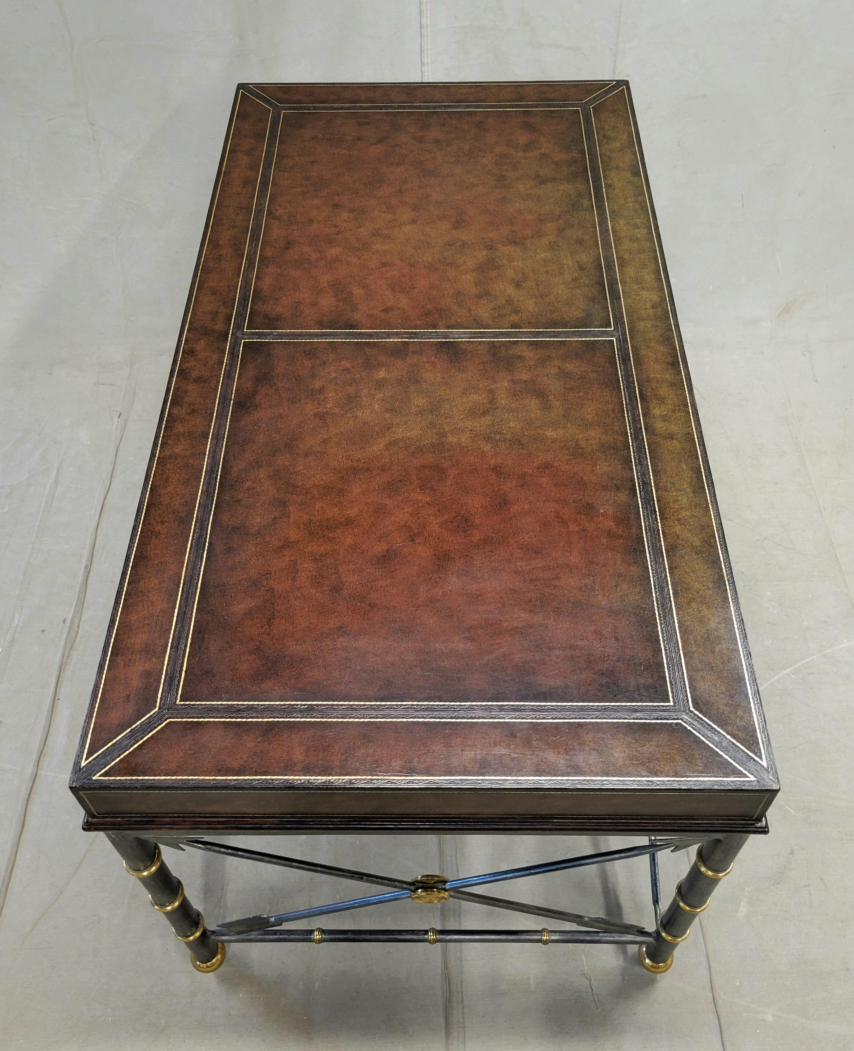 Vintage 1980s Maitland Smith Neoclassical Style Leather Top Writing Desk Latón en venta