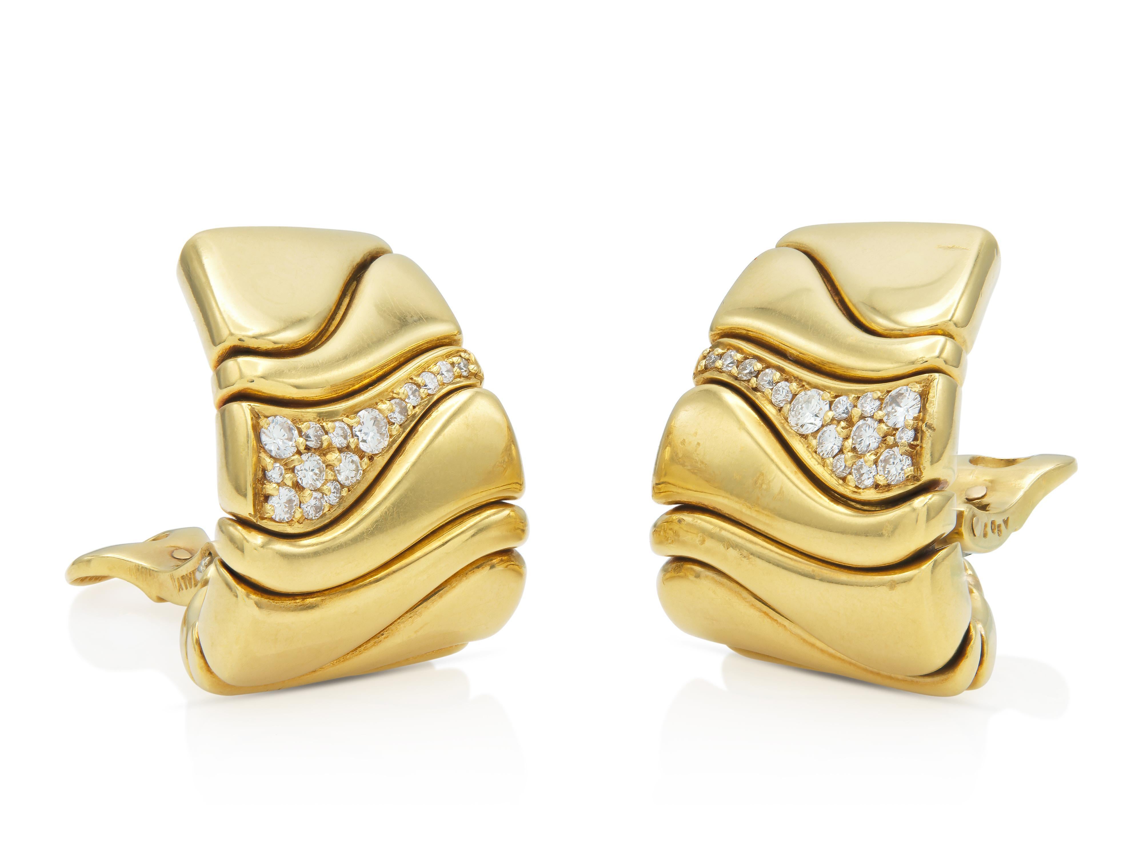 Finamente elaborada en oro amarillo de 18 quilates y una placa de acero inoxidable con diamantes redondos talla brillante.
Firmado por Marina B
Circa 1987