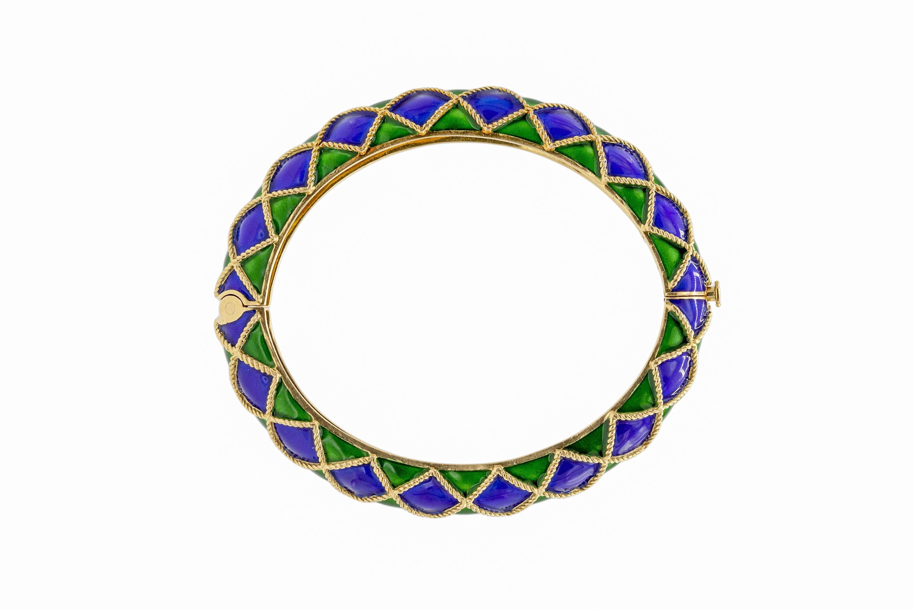 Finamente elaborada con esmalte azul y verde sobre oro amarillo de 18 quilates.
Firmado por Mauboussin
Alrededor de 1980
15 cm