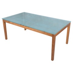 Table de salle à manger en bois d'érable moderne des années 1980 avec plateau en verre dépoli