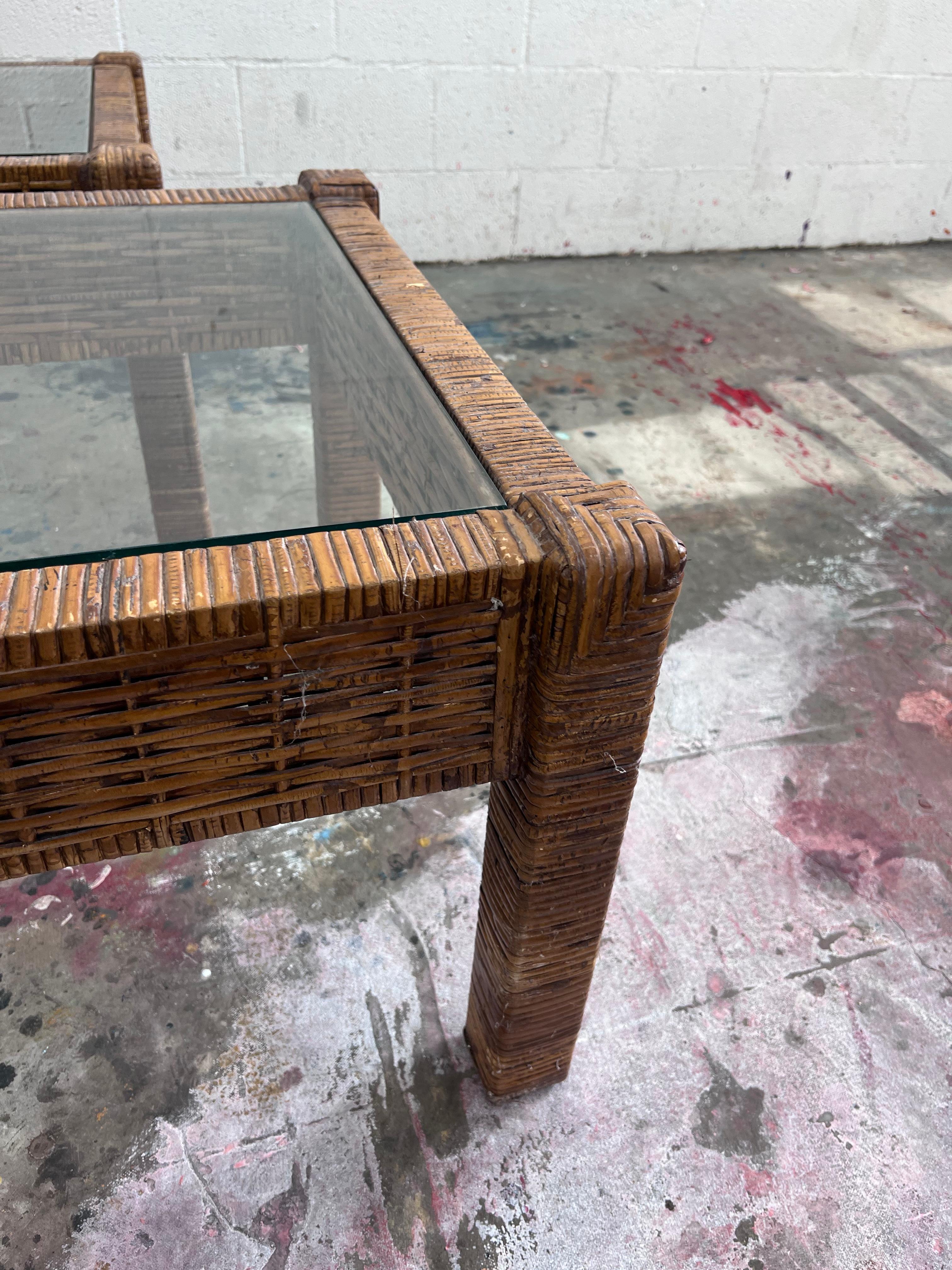 Vintage 1980er modulare Rattan Couchtische / Beistelltische - ein Paar (Postmoderne) im Angebot