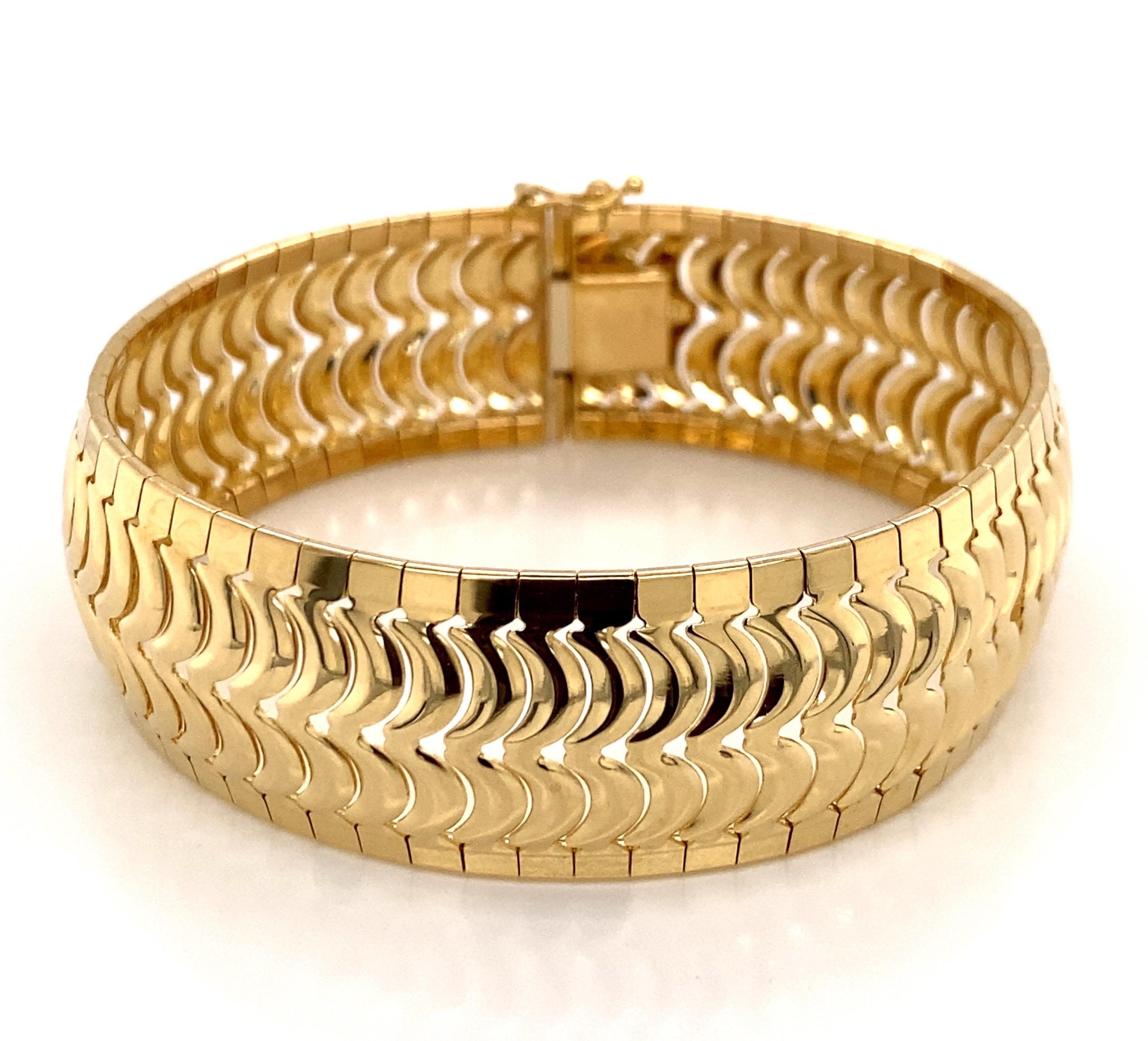 Pulsera ancha flexible abierta vintage de los años 80 - La pulsera mide 7 pulgadas de largo y 3/4 de ancho. Presenta un cierre oculto con seguridad en forma de 8. La pulsera pesa 25.7 gramos.