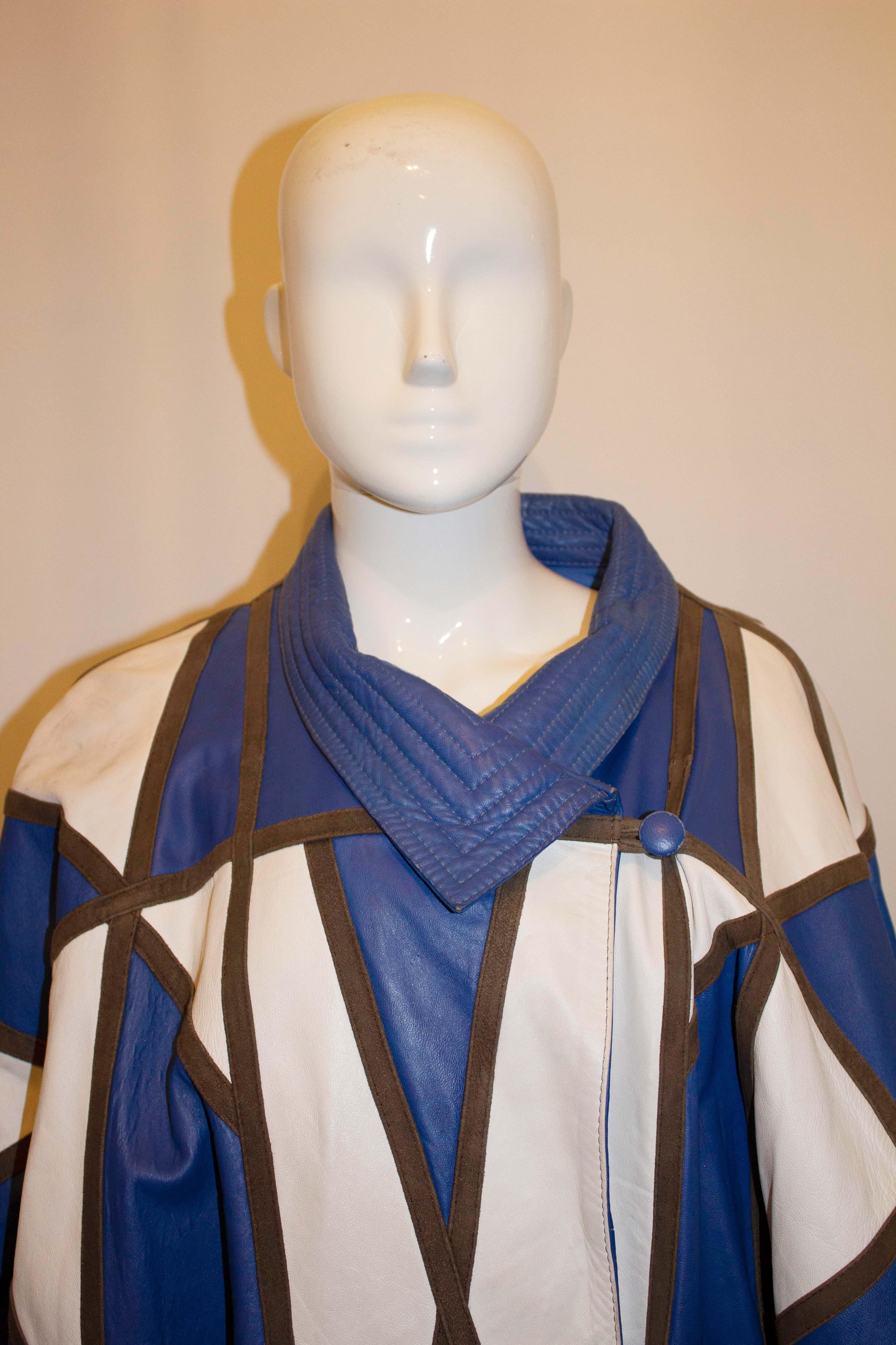 Une superbe veste vintage oversize en cuir et daim. La veste est en cuir bleu et blanc avec une bordure en daim. Il est entièrement  doublé, avec  un bouton sur le devant et deux poches sur le côté de la hanche. 
Mesures : Poitrine jusqu'à 52'',