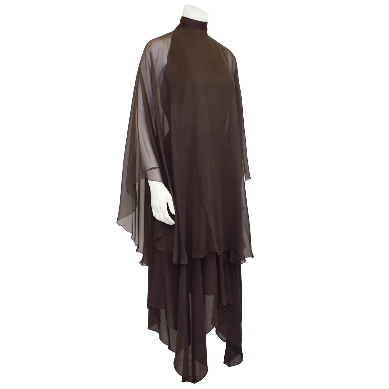 Noir Pauline Trigère - Robe dos nu et écharpe en mousseline marron, années 1980 en vente