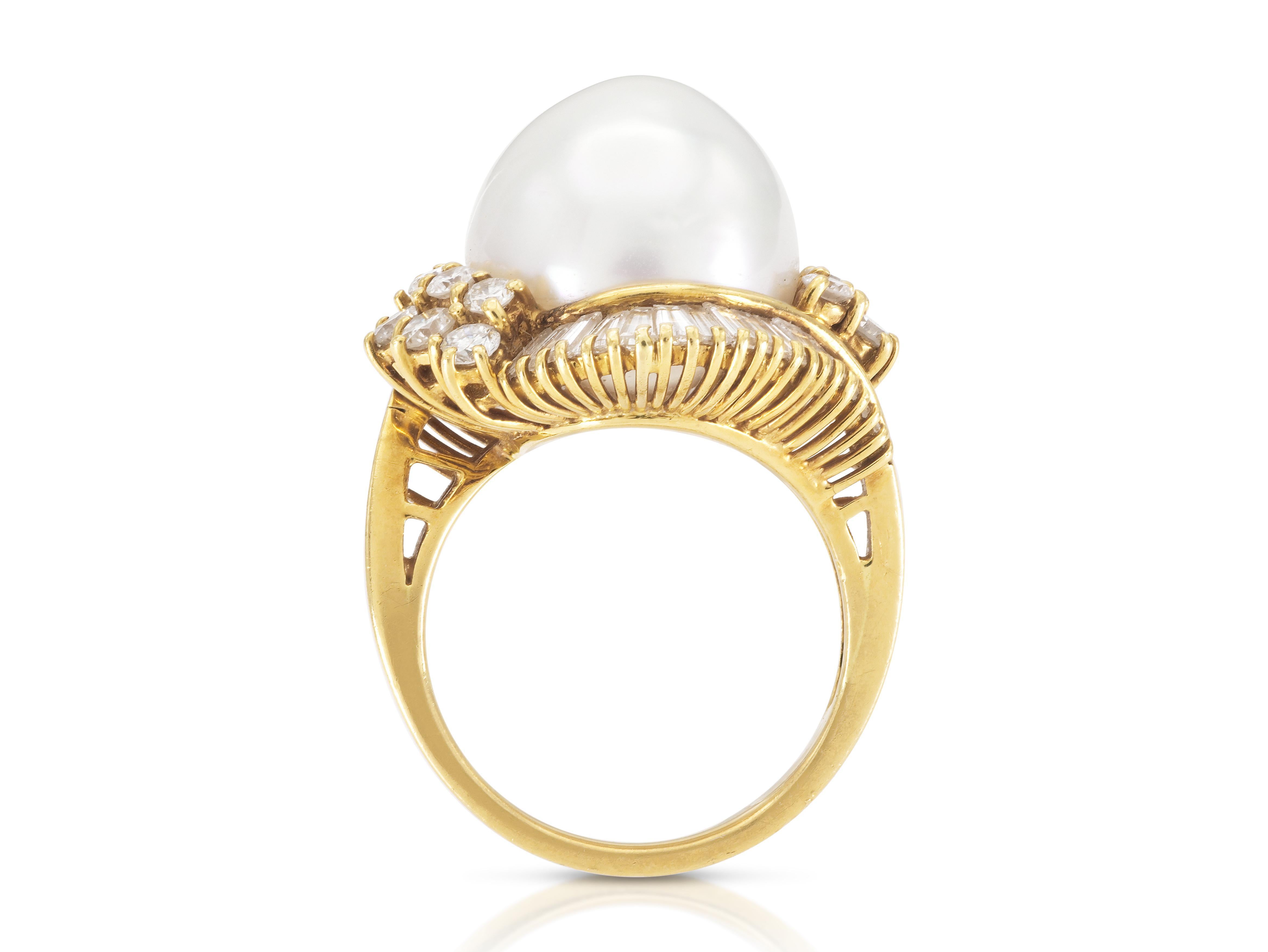 Vintage 1980s Pearl and Diamond Ring In Good Condition For Sale In New York, NY