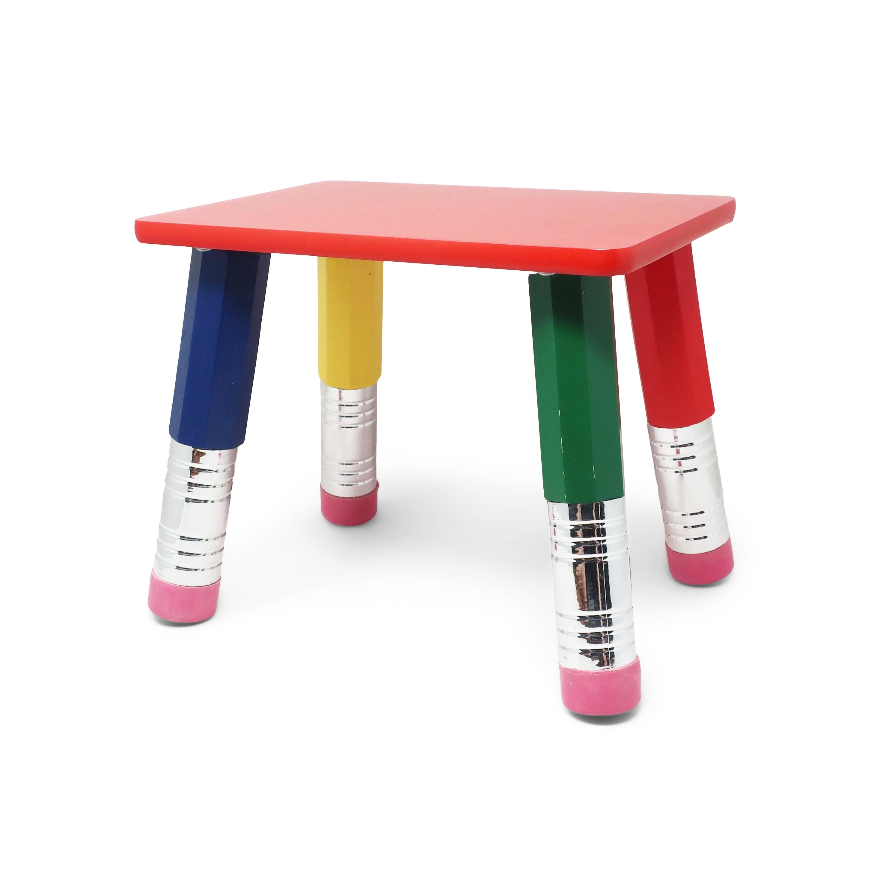 Un grande pezzo ispirato ai mobili per bambini postmoderni a tema matita di Pierre Sala degli anni '80. Il design della sedia è composto da una seduta rossa sostenuta da quattro matite, una gialla, una verde, una blu e una rossa. Le dimensioni sono