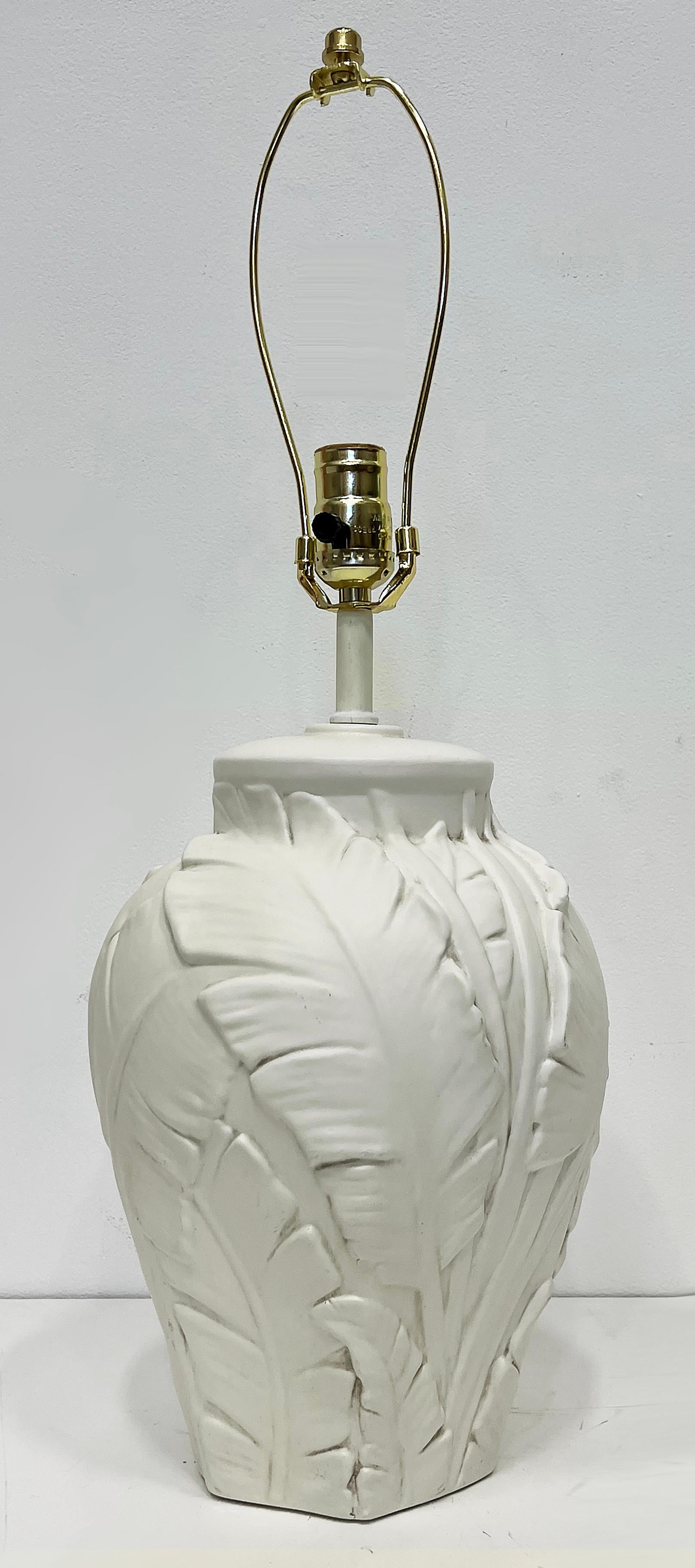Laiton Paire de lampes de table en plâtre à relief de feuilles de bananier, Vintage 1980 en vente