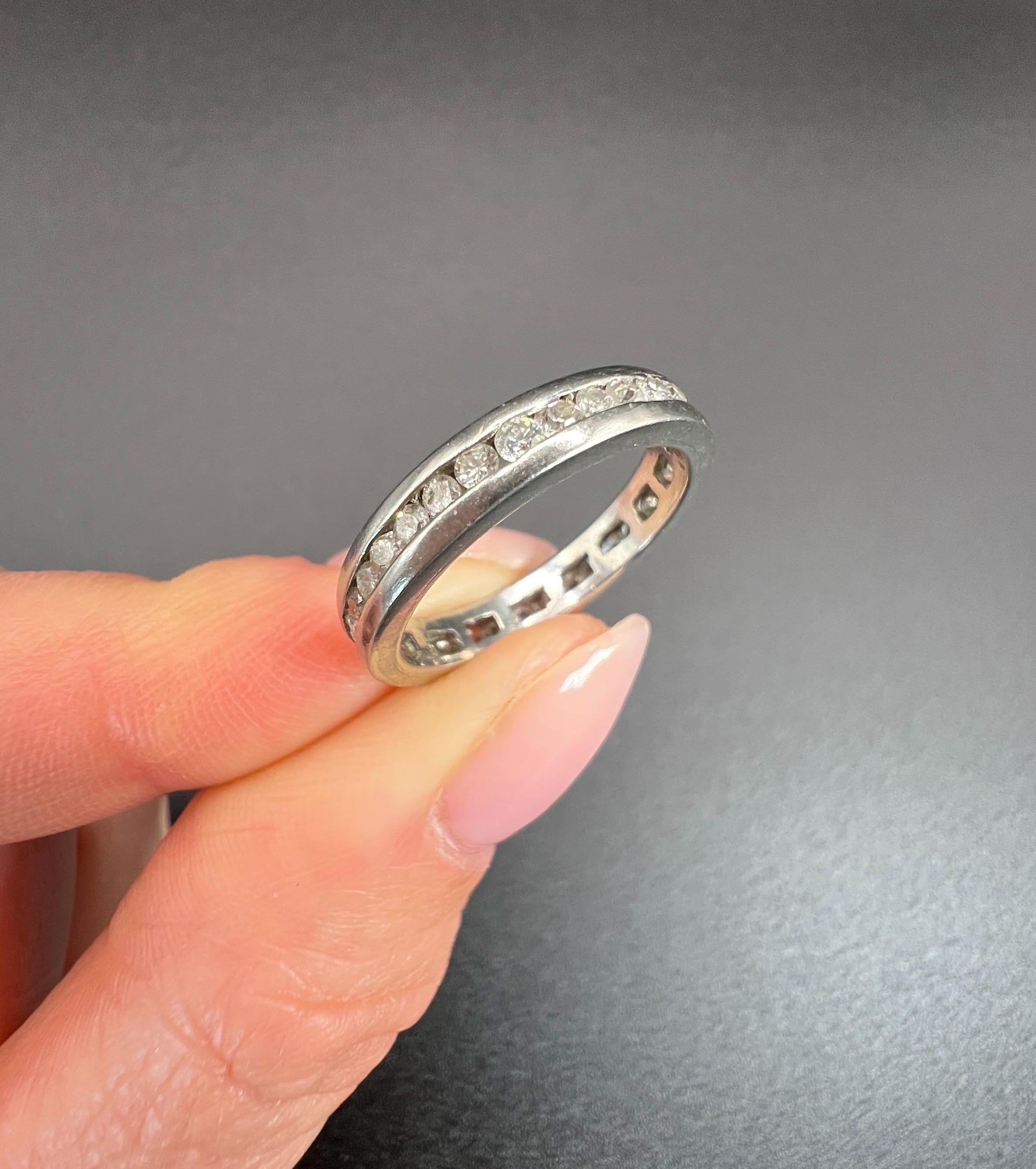 Anello a eternità completa in platino anni '80, anello per l'anniversario in vendita 5