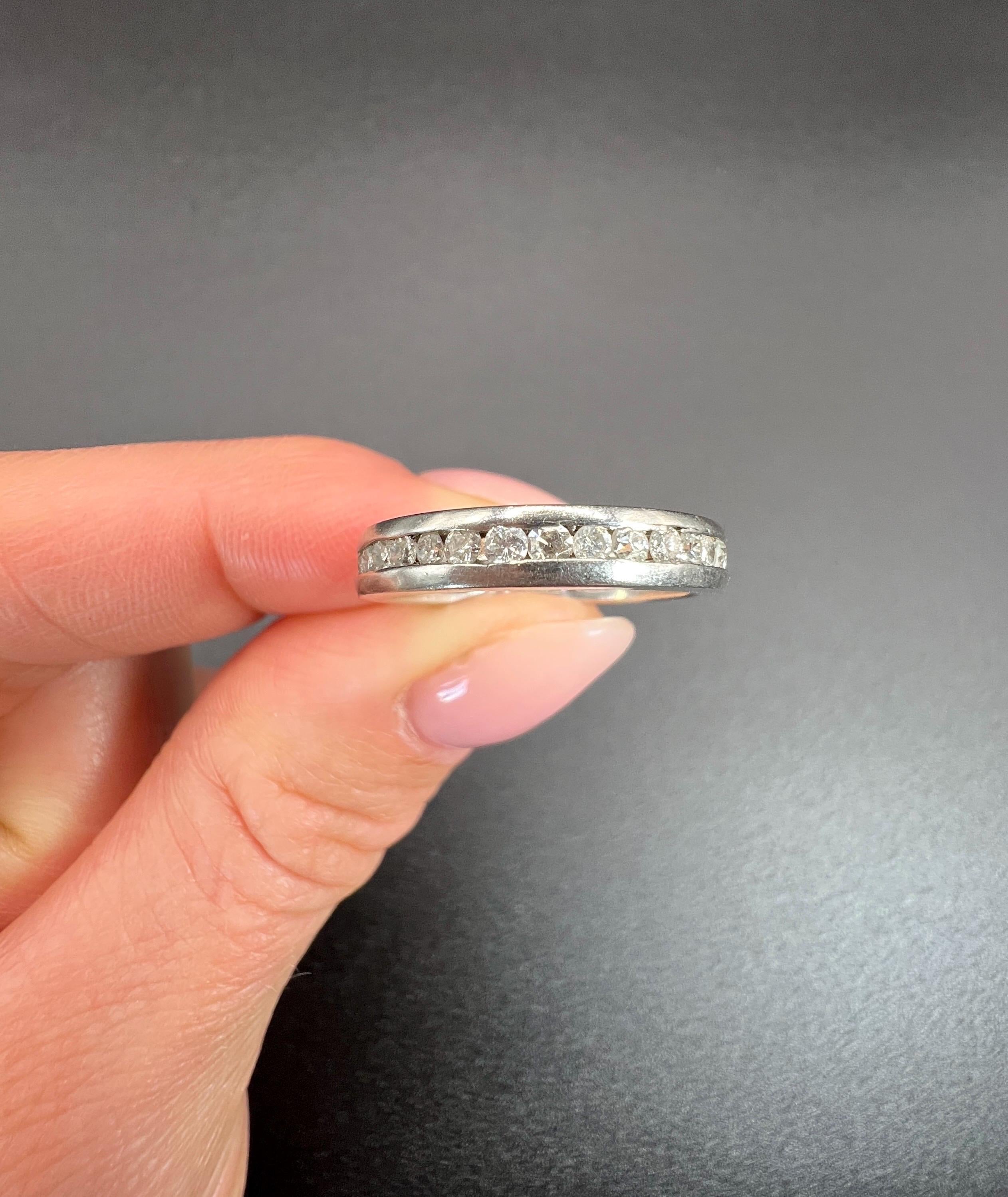 Taglio brillante Anello a eternità completa in platino anni '80, anello per l'anniversario in vendita