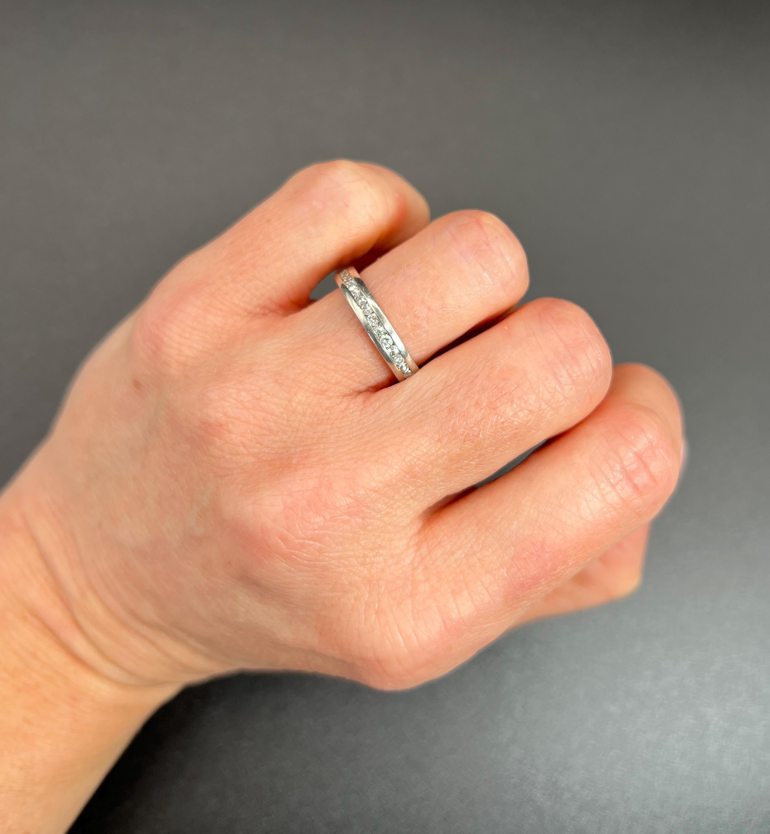 Anello a eternità completa in platino anni '80, anello per l'anniversario in vendita 3