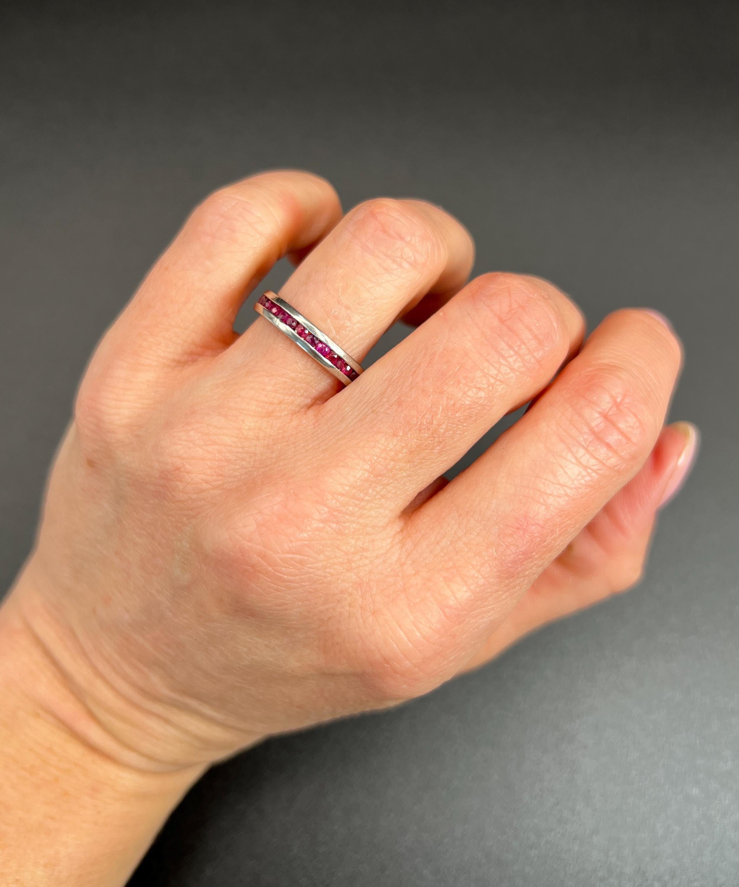 Anello eternità in rubino vintage 

Platino

Circa anni '80

Scopri l'eleganza senza tempo del nostro anello Elegance in platino, uno splendido pezzo degli anni '80 completamente incastonato con vibranti rubini naturali. Questo squisito anello