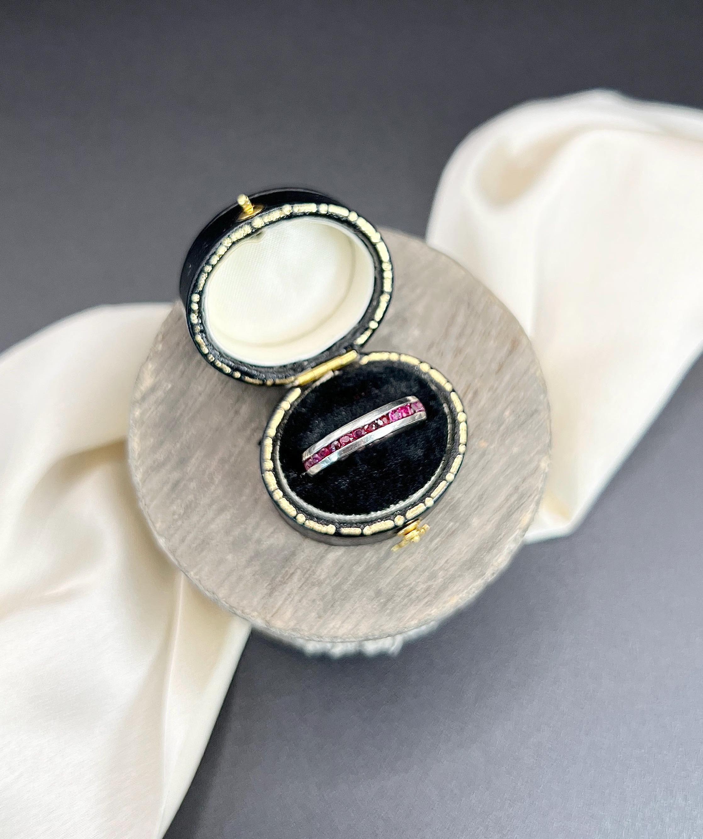 Anello di platino anni '80 per l'eternità completa, anello per l'anniversario In condizioni buone in vendita a Brighton, GB