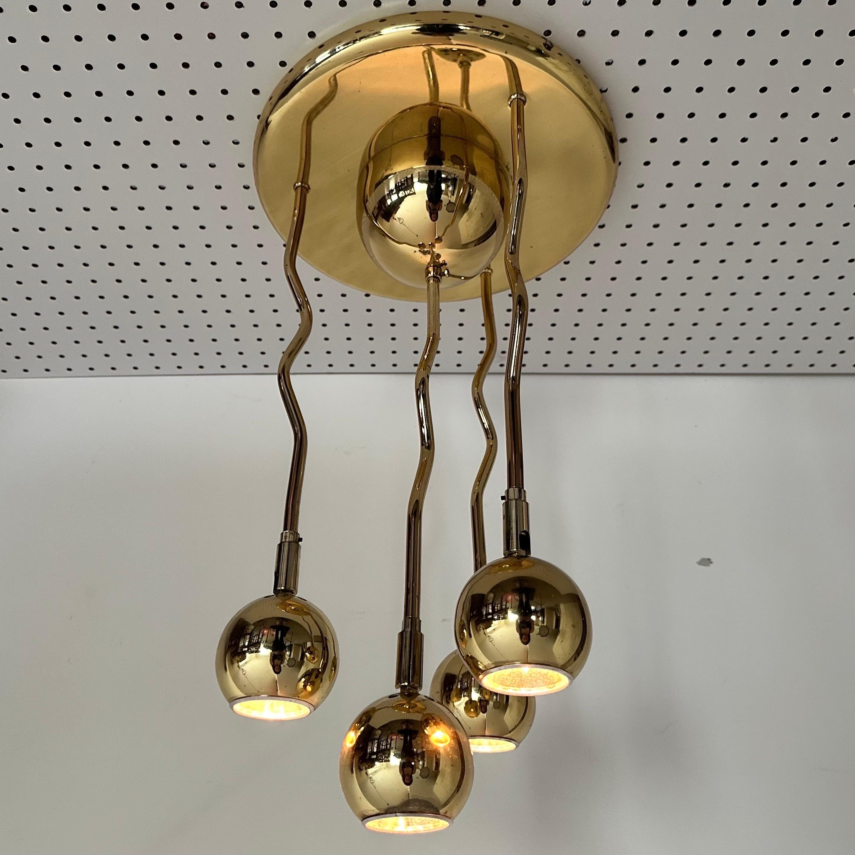 Vintage By anni '80 post moderno in ottone da incasso  con 4 luci articolate in stile bulbo oculare. Ogni sfera luminosa si estende verso il basso su uno stelo a zig-zag. 3 si sviluppano a cascata dal montante rotondo principale, mentre uno si