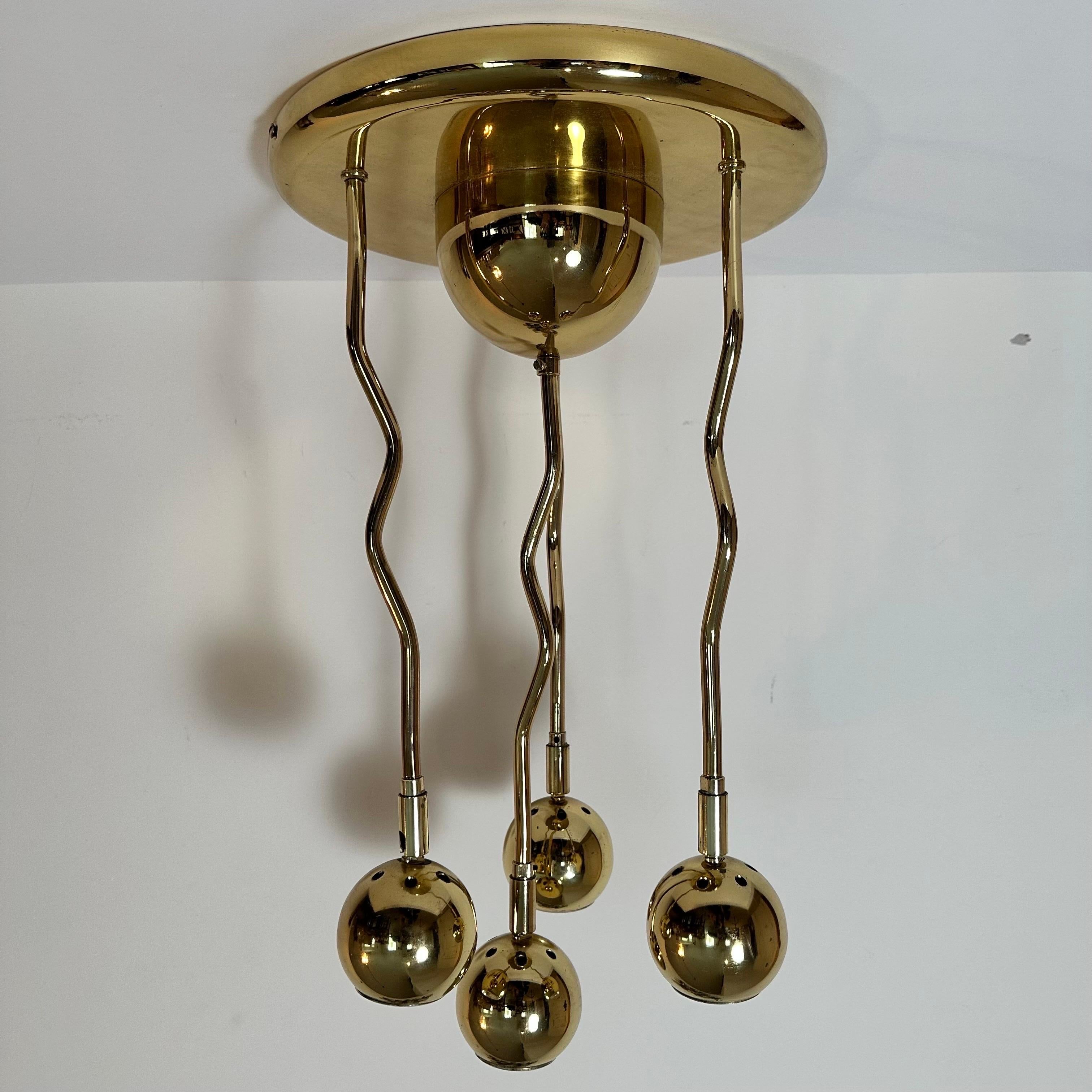 Sloveno Lampada da incasso in ottone post-moderna vintage degli anni '80 con 4 bracci a cascata Zig Zag in vendita