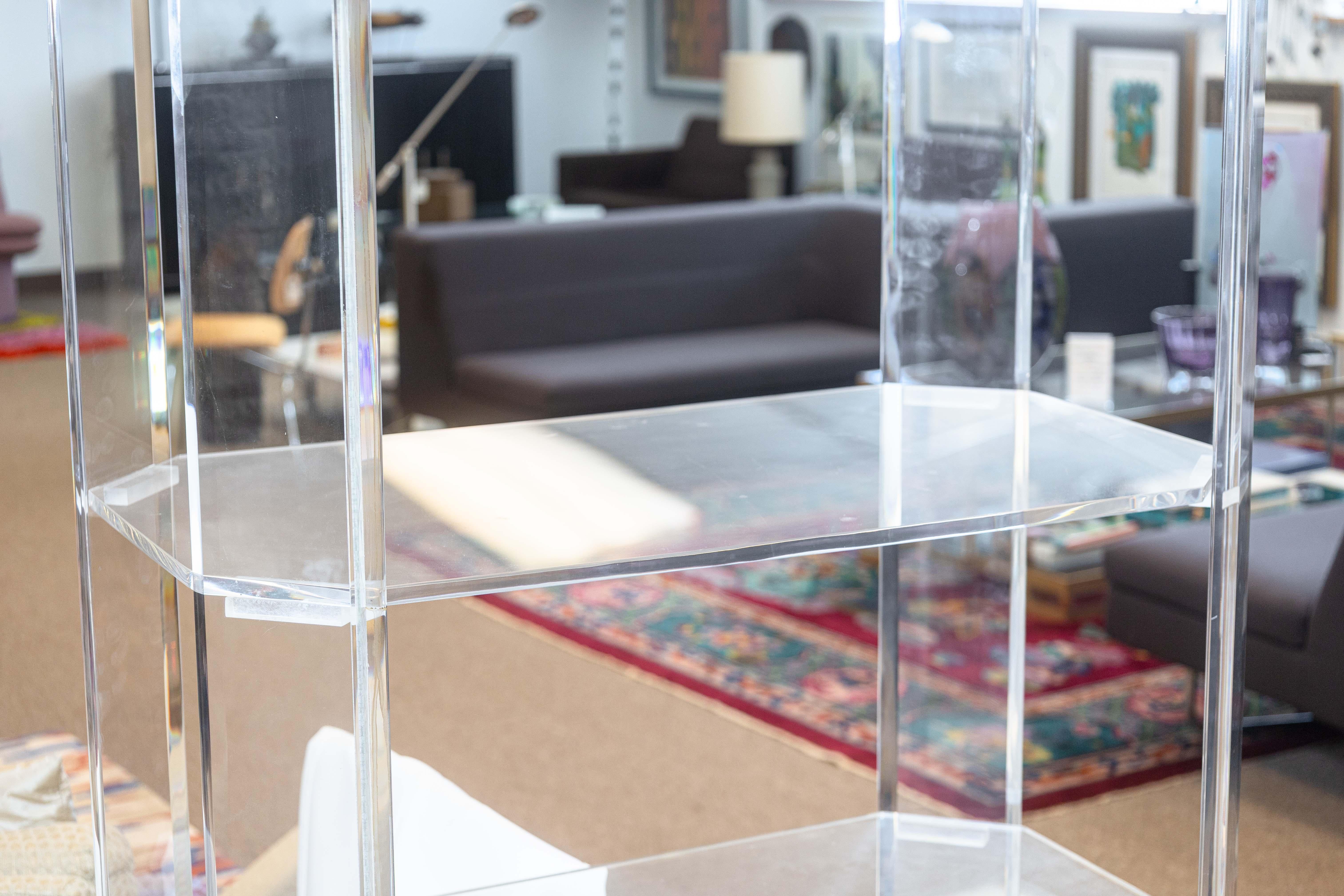 Vintage 1980s Postmodernes Lucite Beleuchtetes Freistehendes Etagerenregal (Unbekannt) im Angebot