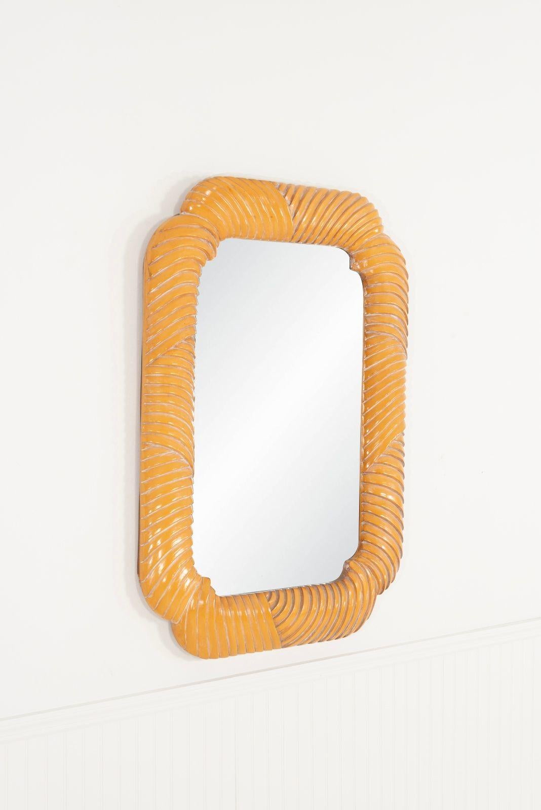 Rotin Miroir vintage des années 1980 enrobé de rotin avec coins arrondis en vente