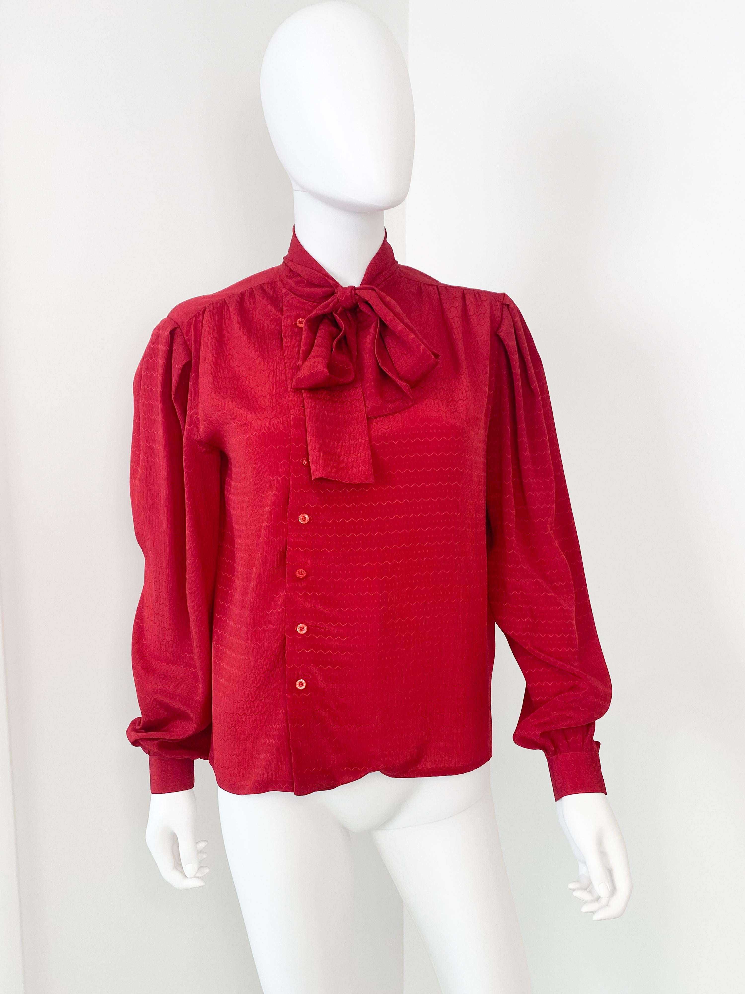 Vintage anni '80, camicetta con fiocco in poliestere setoso rosso, taglia 10/12 In condizioni ottime in vendita a Atlanta, GA
