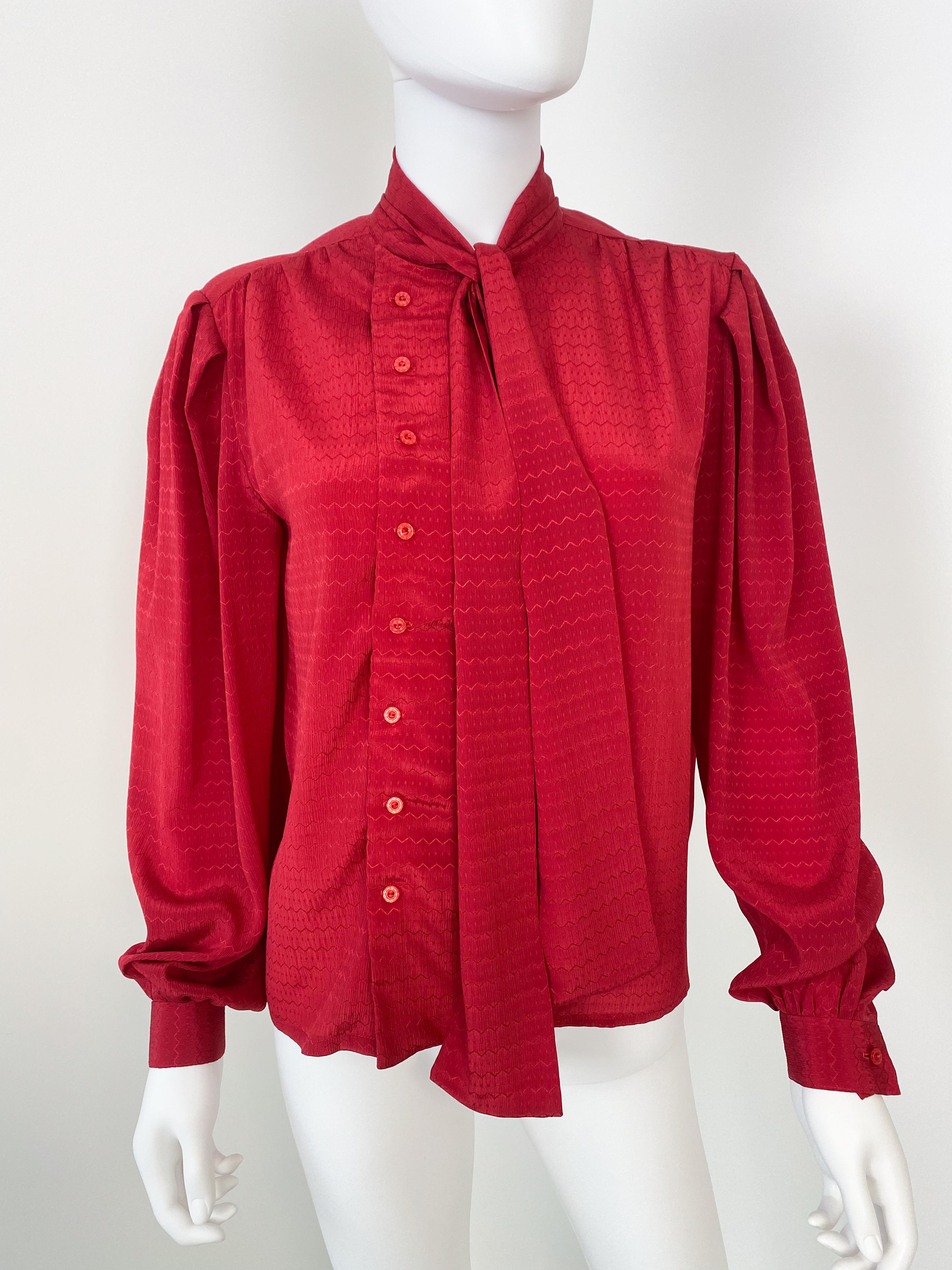 Donna Vintage anni '80, camicetta con fiocco in poliestere setoso rosso, taglia 10/12 in vendita