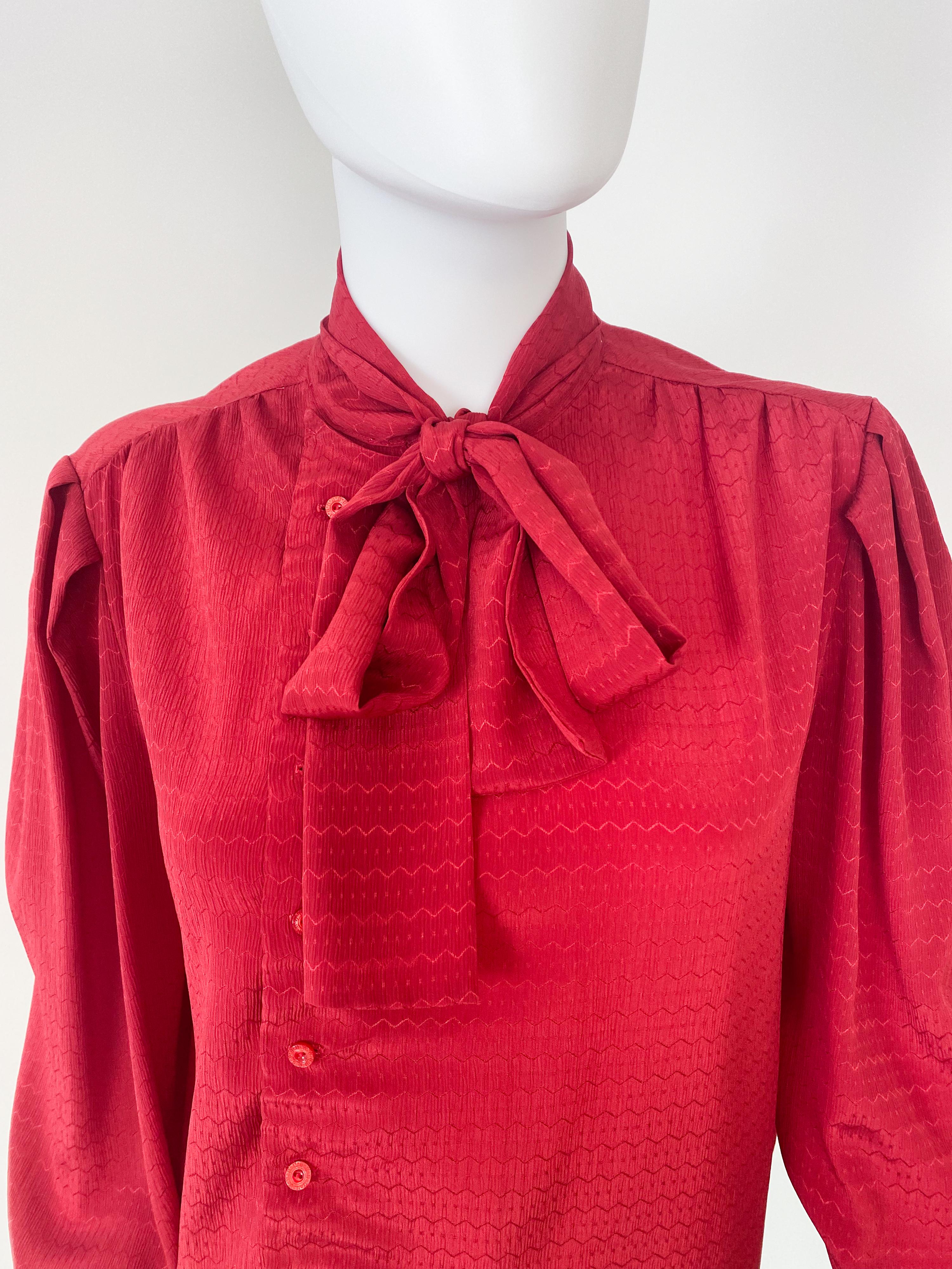 Rosso Vintage anni '80, camicetta con fiocco in poliestere setoso rosso, taglia 10/12 in vendita