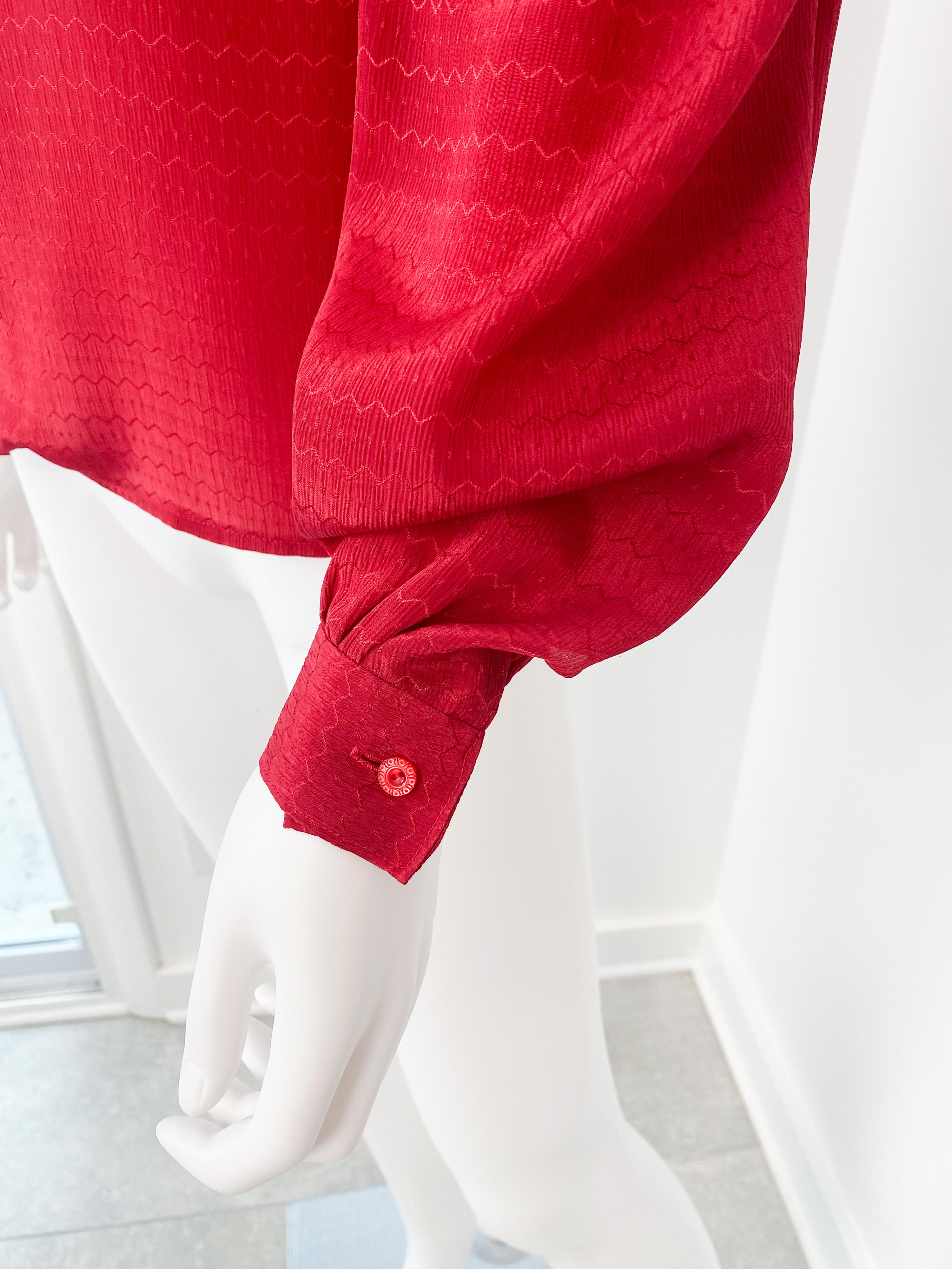 Vintage anni '80, camicetta con fiocco in poliestere setoso rosso, taglia 10/12 in vendita 2