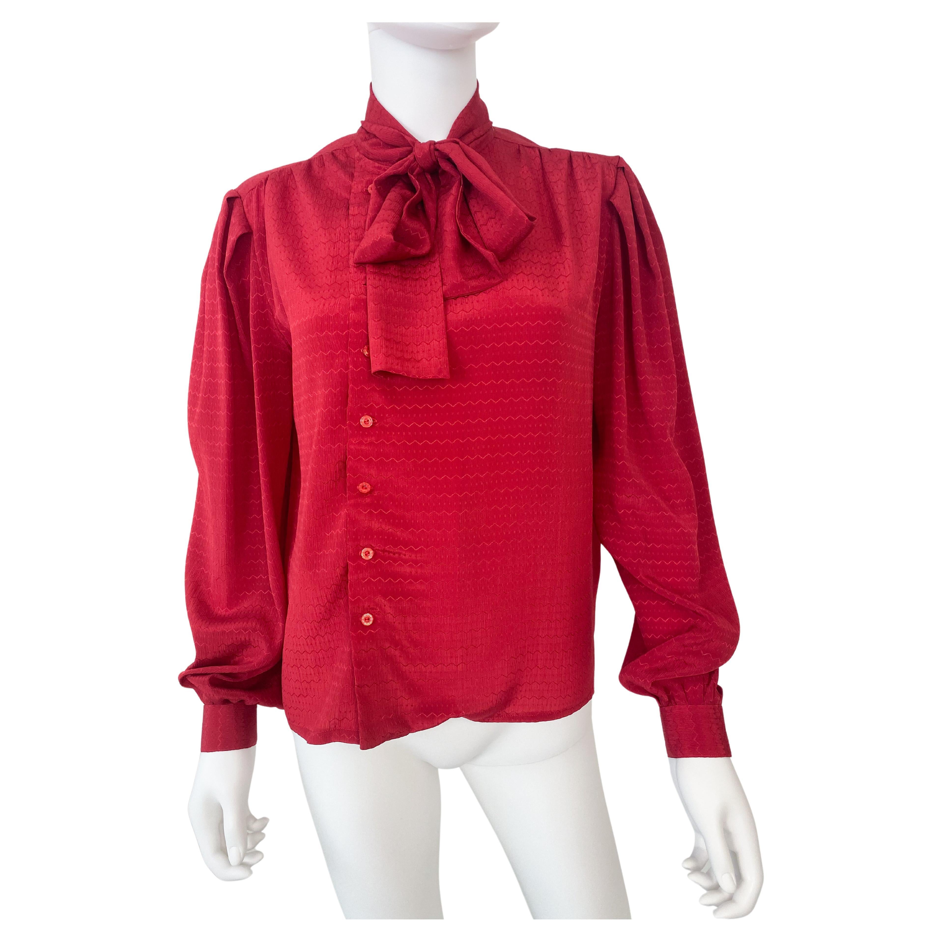 Vintage anni '80, camicetta con fiocco in poliestere setoso rosso, taglia 10/12 in vendita