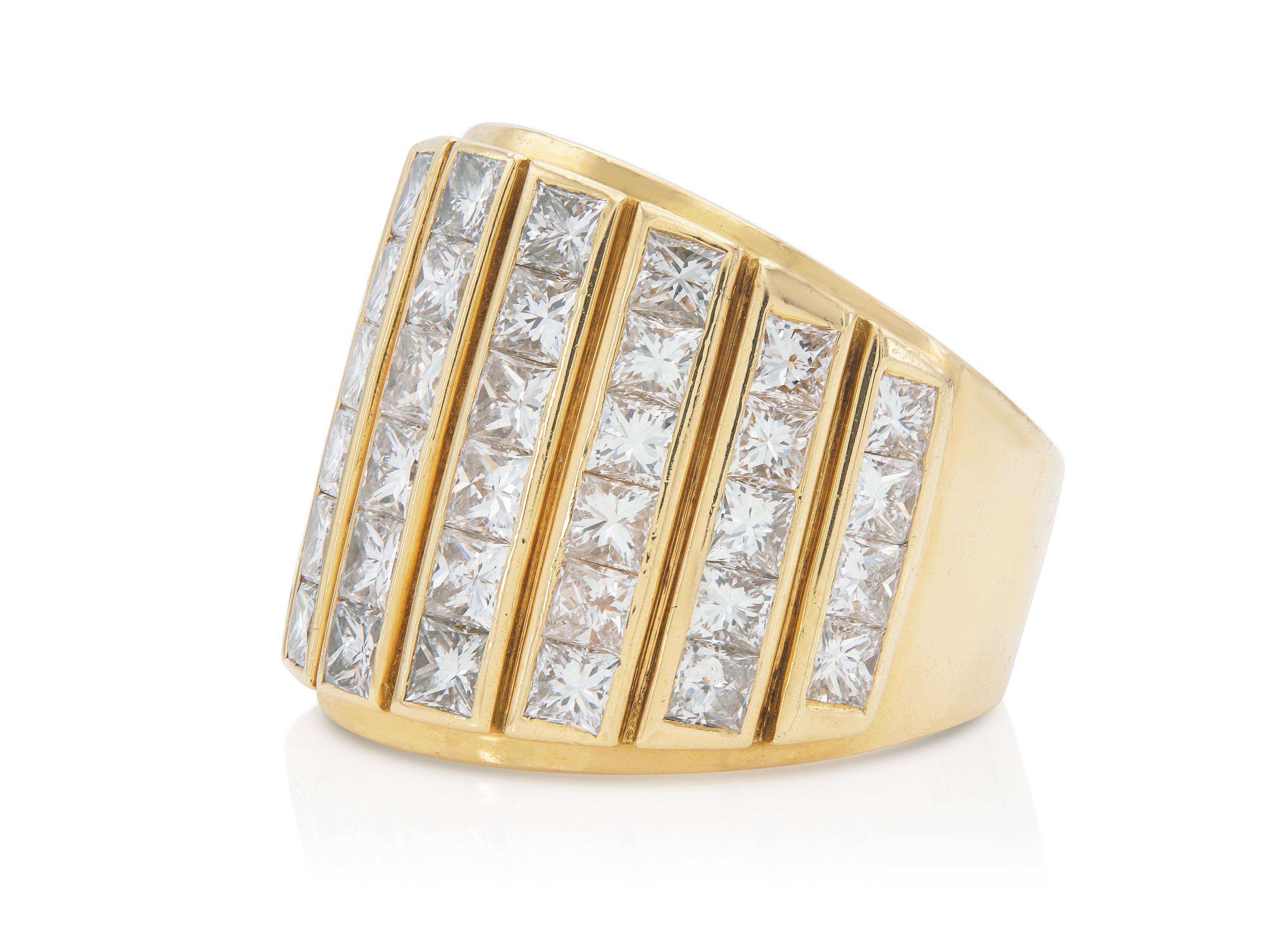 Fein in Handarbeit aus 18 Karat Gelbgold mit 9 Säulen aus Diamanten im Princess-Schliff mit einem Gesamtgewicht von etwa 8,00 Karat.
Signiert von Rene Boivin
Circa 1980er Jahre
Größe 7 3/4