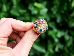 Anello da cocktail vintage anni '80 in oro giallo con rubino, zaffiro, smeraldo e diamante