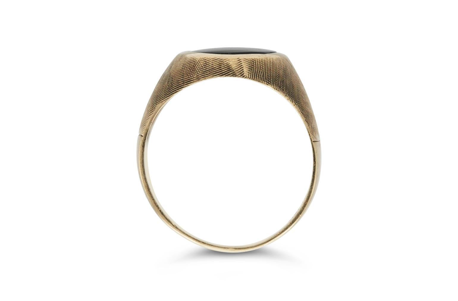 Anello Signet in oro e onice nero graffiato d'epoca degli anni '80 In condizioni buone in vendita a New York, NY