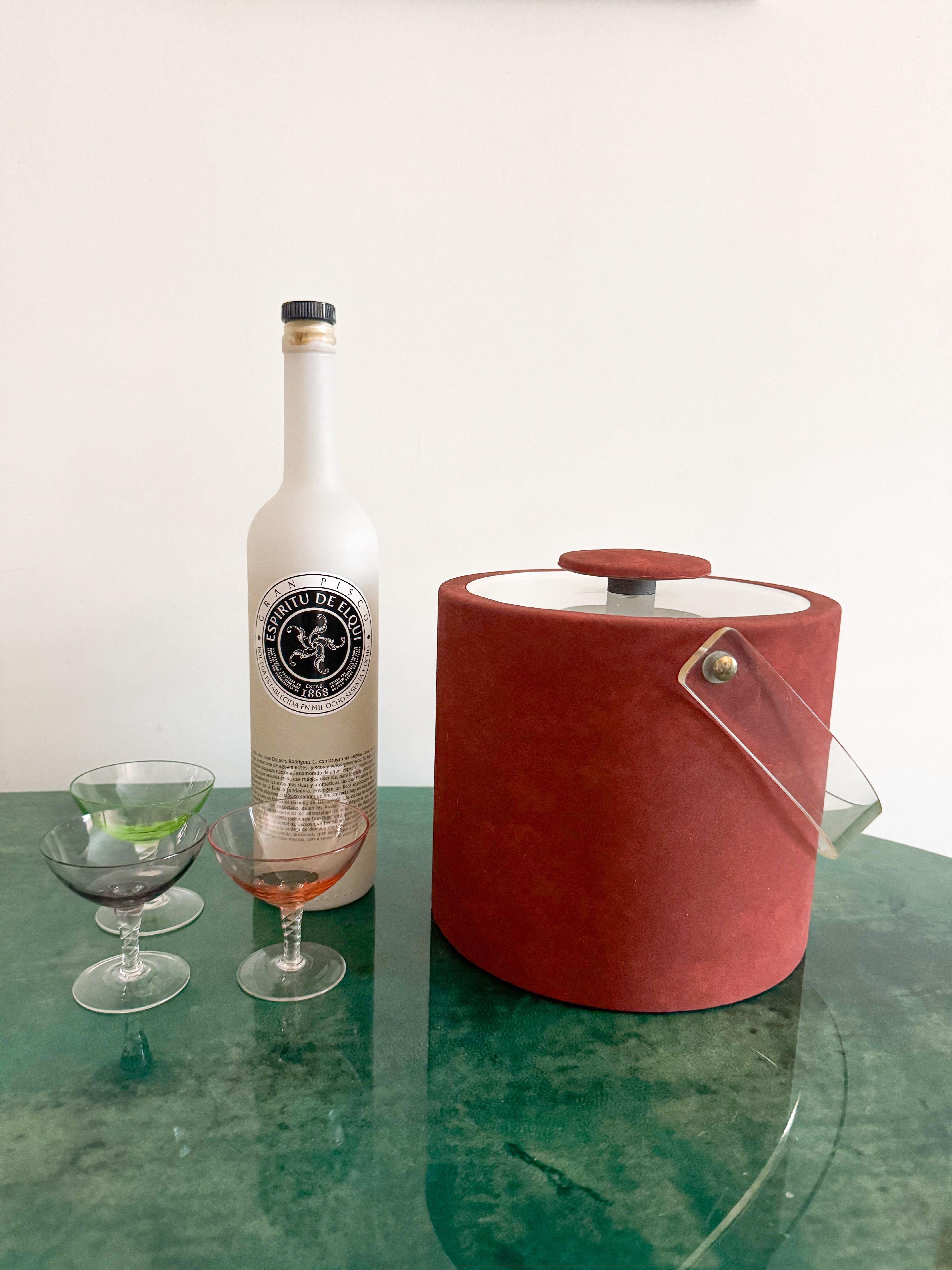 Un rare et luxueux seau à glace vintage de Shelton Ware, fabriqué aux États-Unis dans les années 1980. Cette pièce exceptionnelle allie le glamour du style régence hollywoodien à la sophistication audacieuse du design postmoderne. Habillé d'un tissu