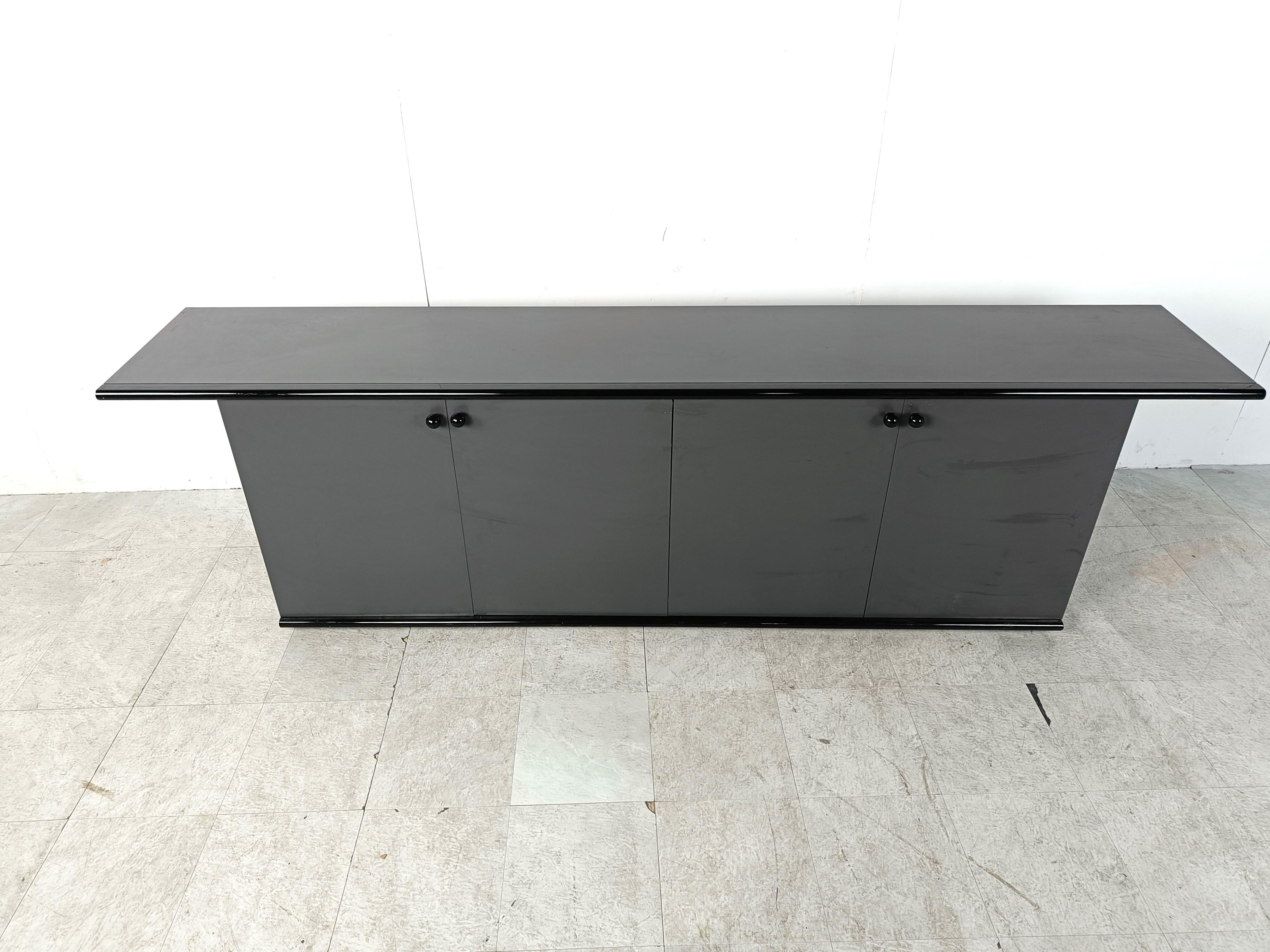 Vintage 1980s sideboard made from a grey wooden frame with black lacquered finish.

Typical 1980s style sideboard with an oversized top.

the 4 doors reveal plenty of storage space.

1980s - Belgium

Good condition

Dimensions:
Lenght: