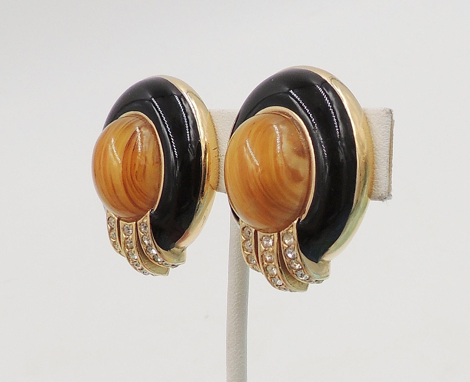 Moderne Boucles d'oreilles vintage des années 1980 signées Ciner avec cabochon, fausse-agate et émail noir en vente