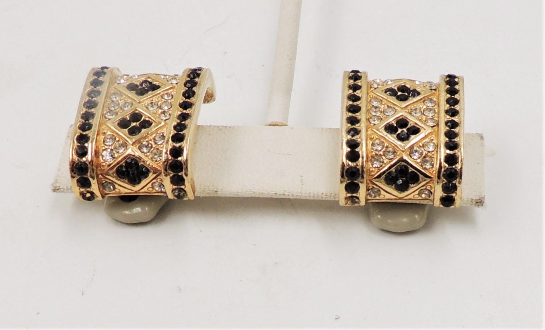 1980er Jahre goldfarbene, gepflasterte Faux-Onyx-Ohrringe mit klarem Strassstein. Gekennzeichnet mit 