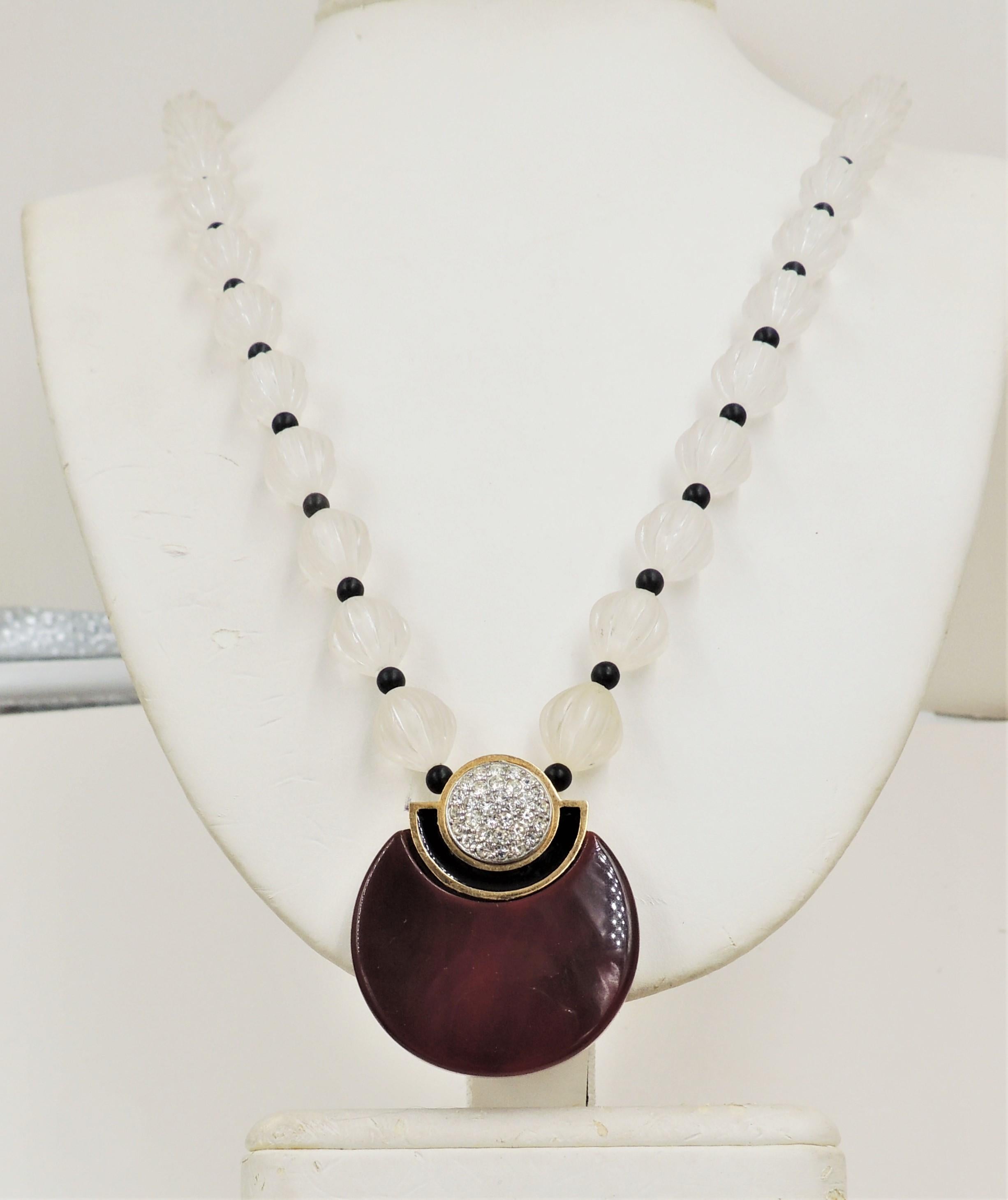 Moderne Collier pendentif de style déco Givenchy des années 1980, en lucite et strass pavé en vente
